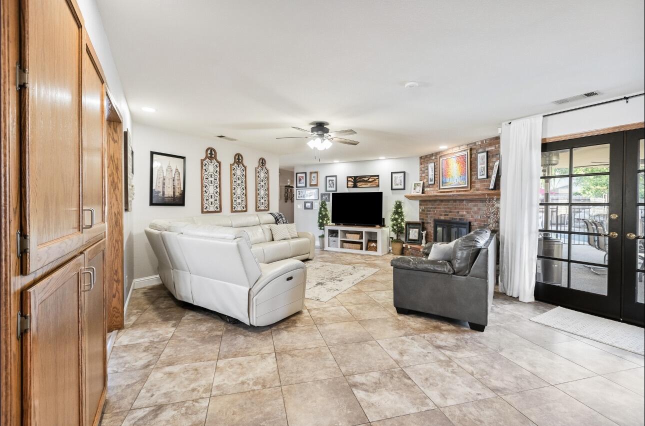 1232 N Lindale Way, Porterville, CA 93257