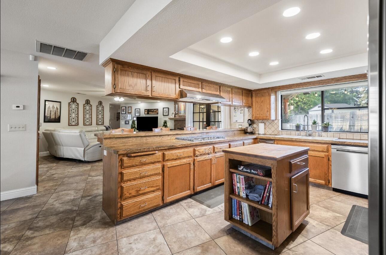 1232 N Lindale Way, Porterville, CA 93257