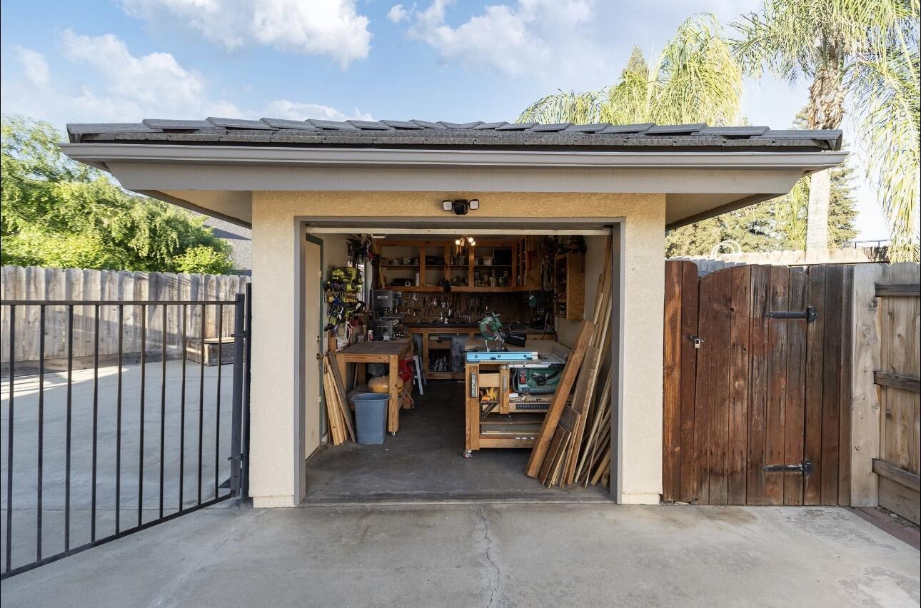 1232 N Lindale Way, Porterville, CA 93257