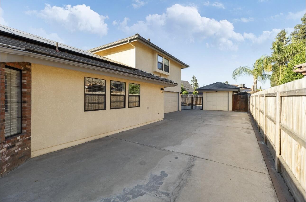 1232 N Lindale Way, Porterville, CA 93257