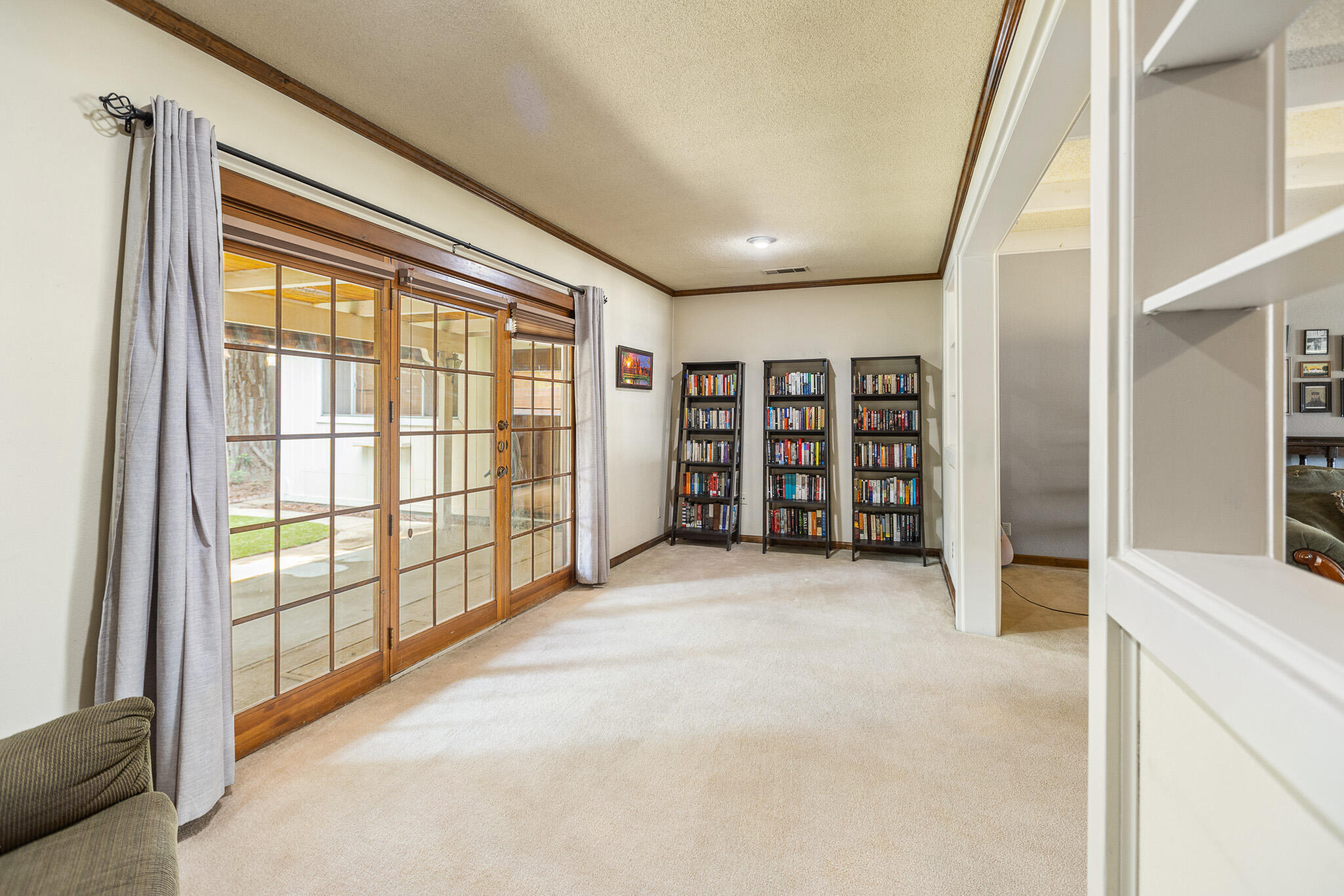 907 N Bollinger St, Visalia, CA 93291