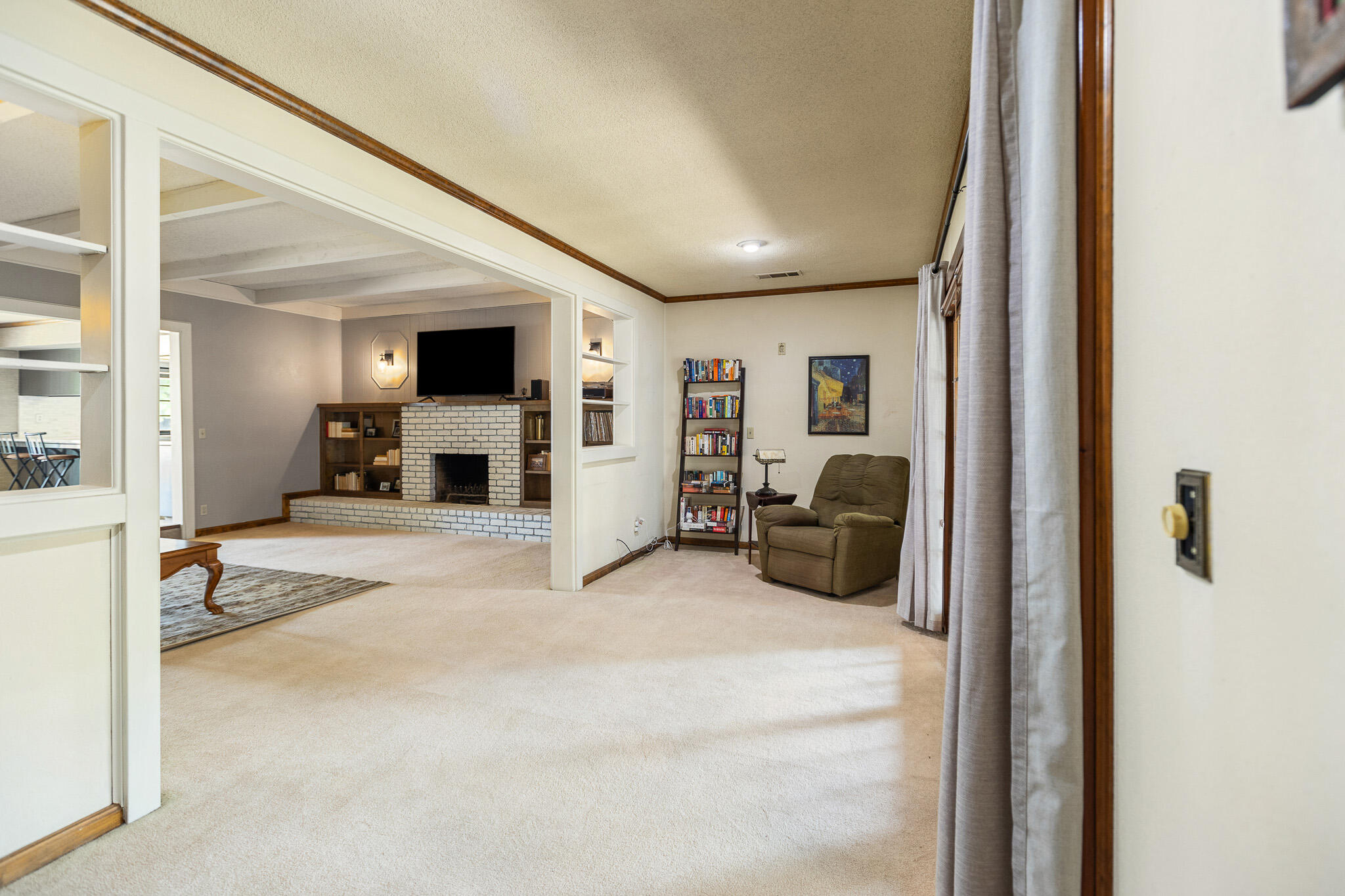 907 N Bollinger St, Visalia, CA 93291