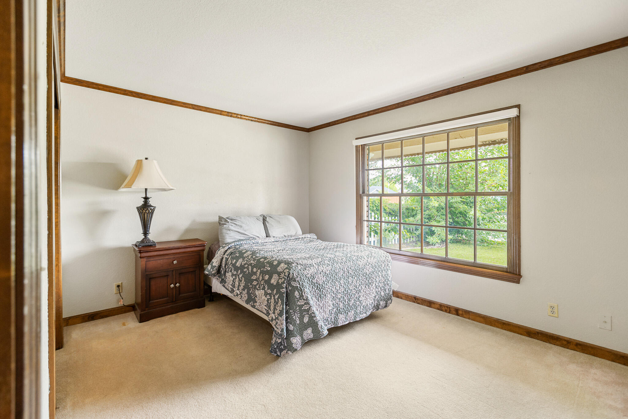 907 N Bollinger St, Visalia, CA 93291