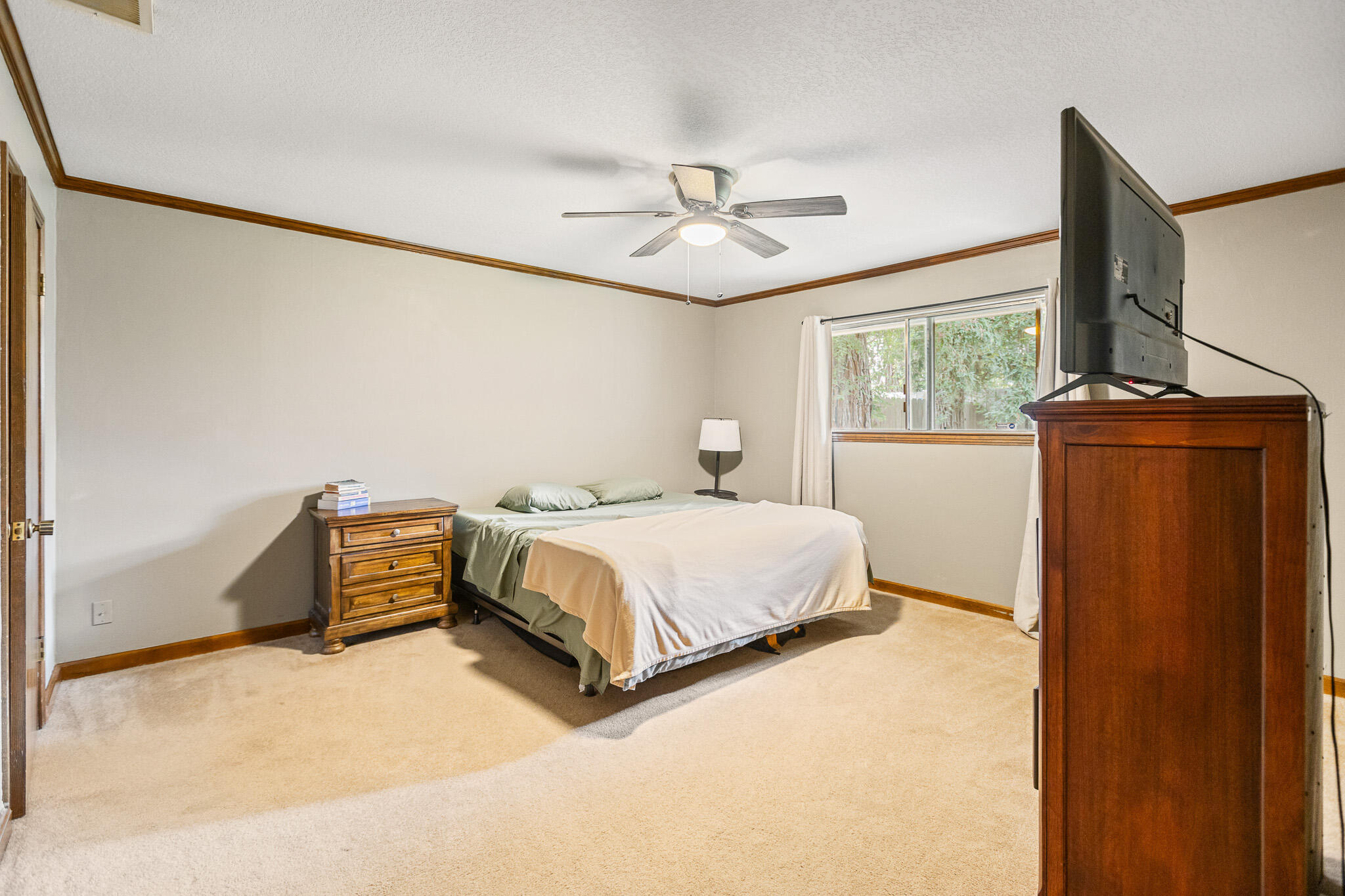 907 N Bollinger St, Visalia, CA 93291