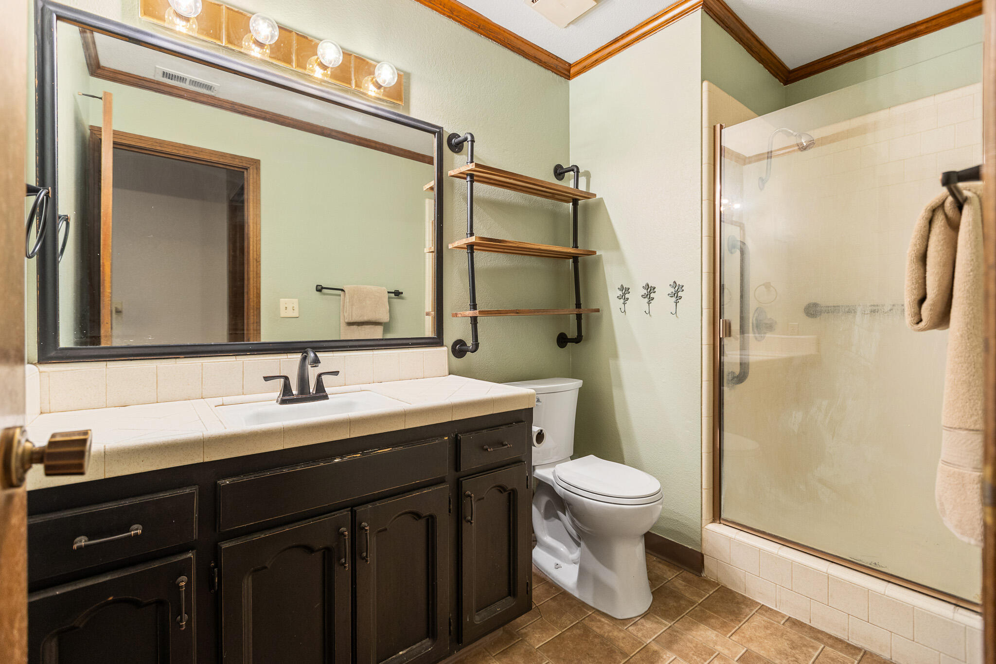 907 N Bollinger St, Visalia, CA 93291