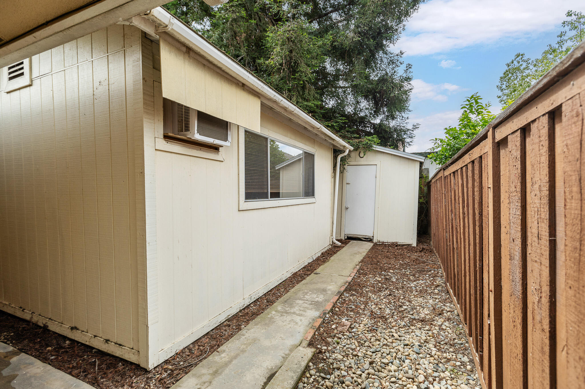 907 N Bollinger St, Visalia, CA 93291