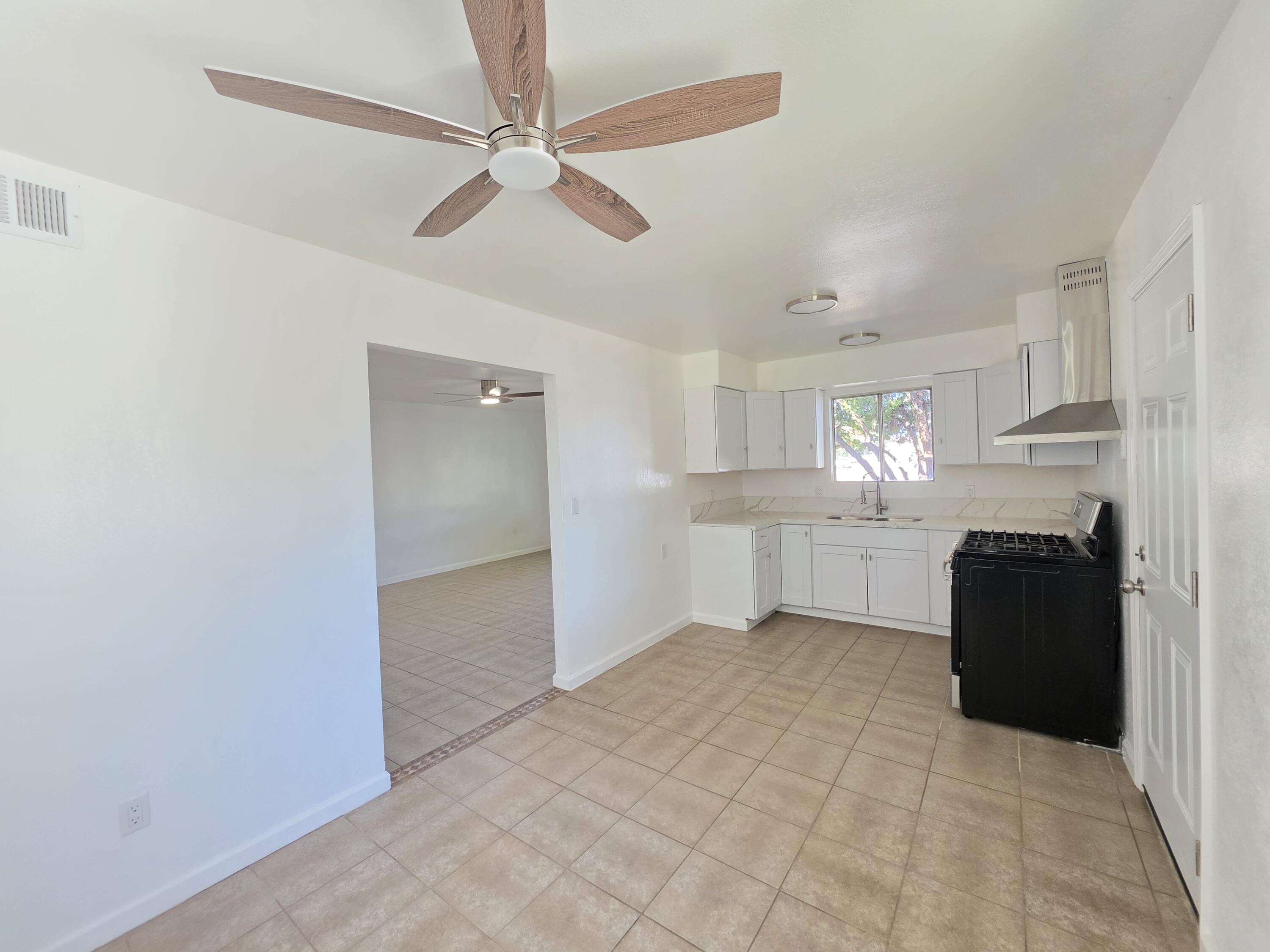 1324 Hume Dr, Sanger, CA 93657