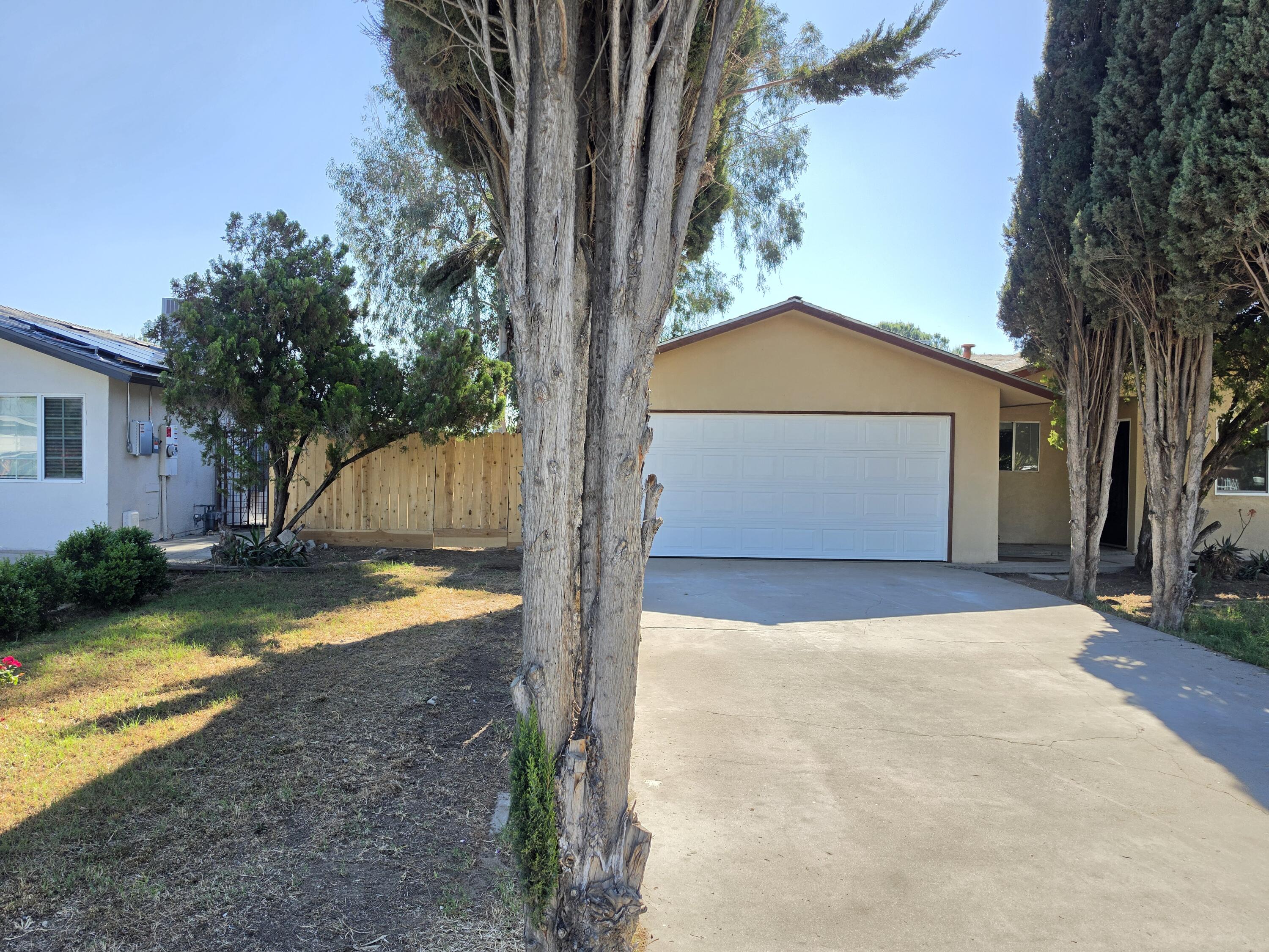 1324 Hume Dr, Sanger, CA 93657
