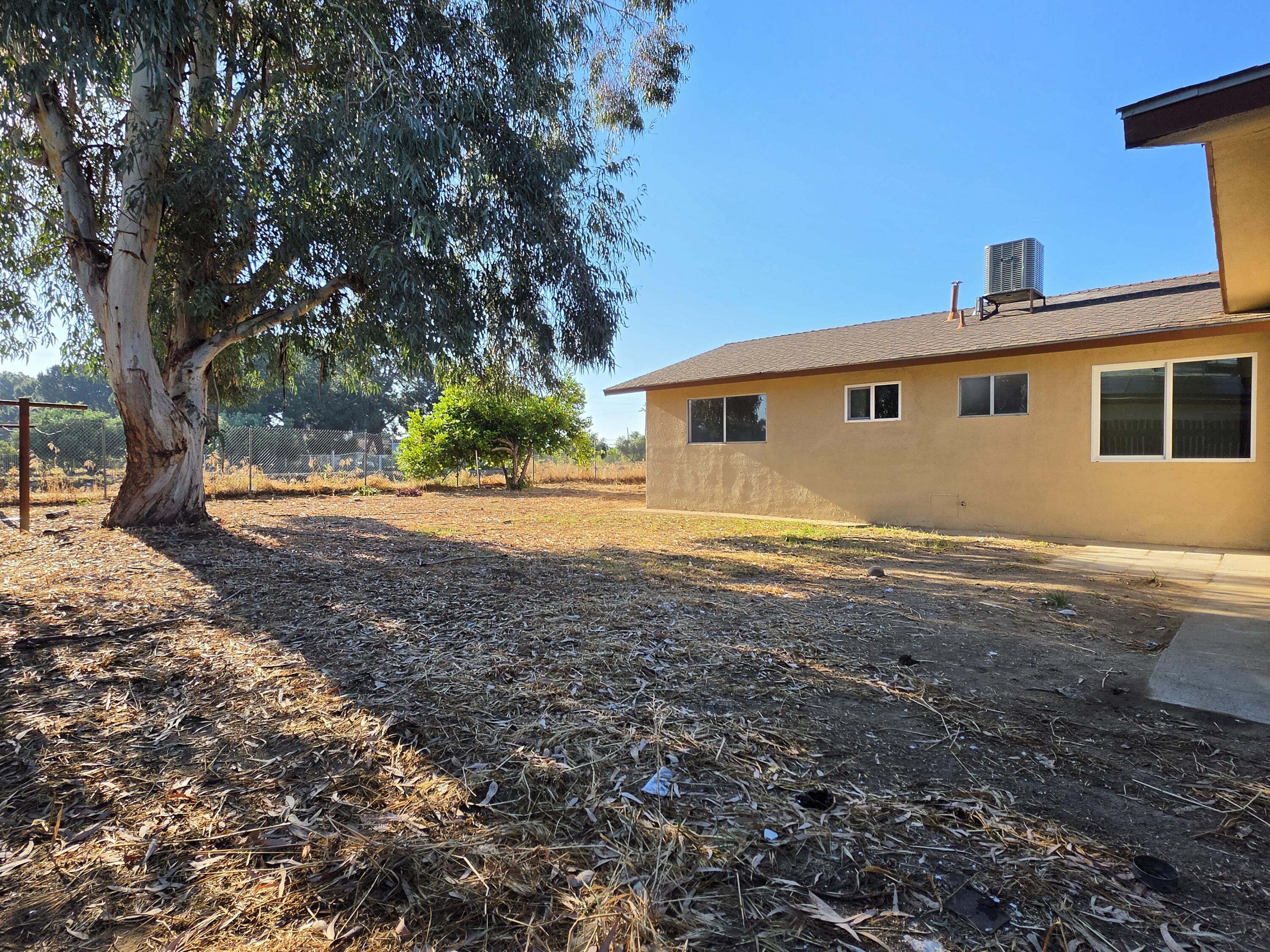 1324 Hume Dr, Sanger, CA 93657
