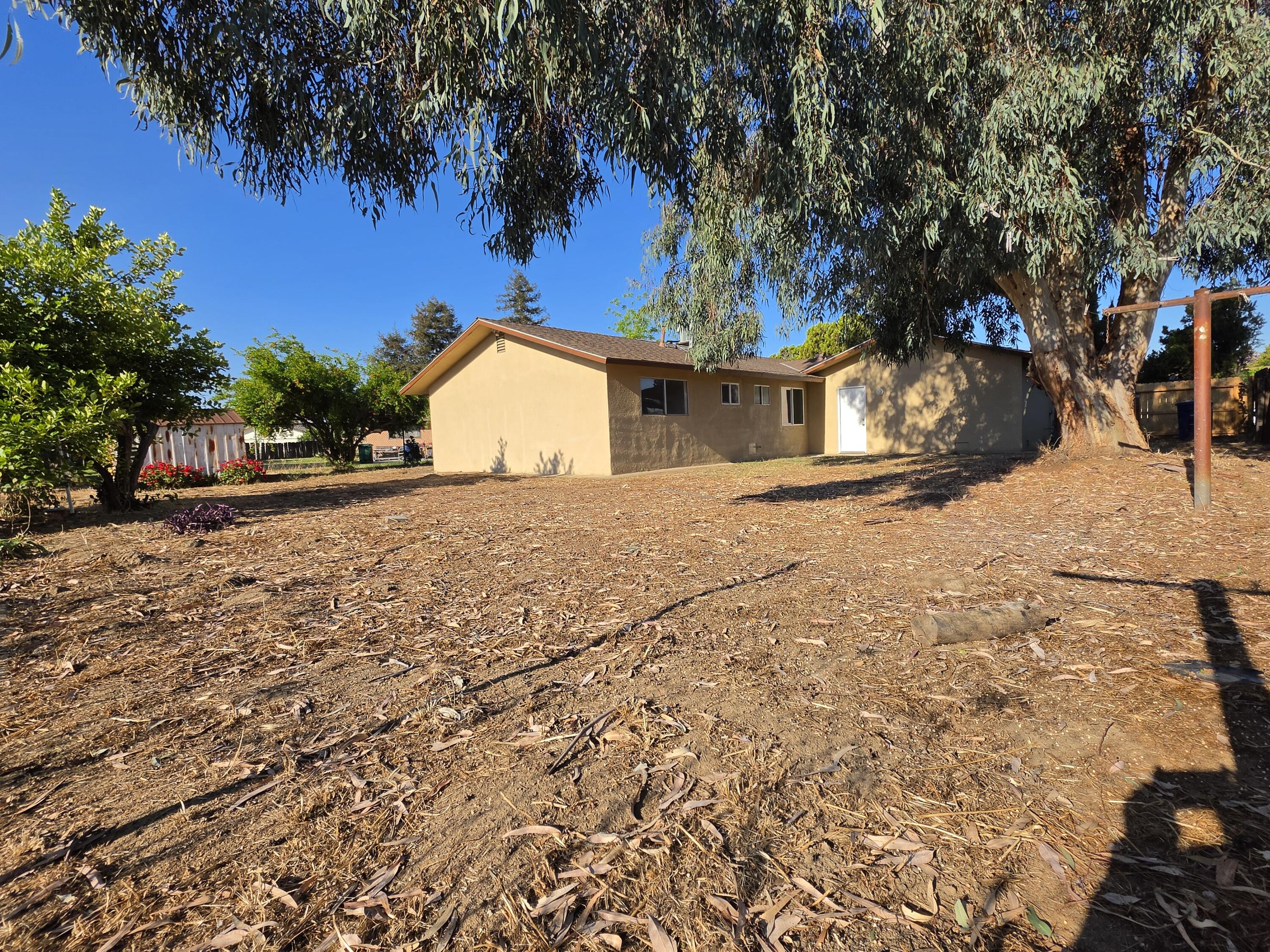 1324 Hume Dr, Sanger, CA 93657