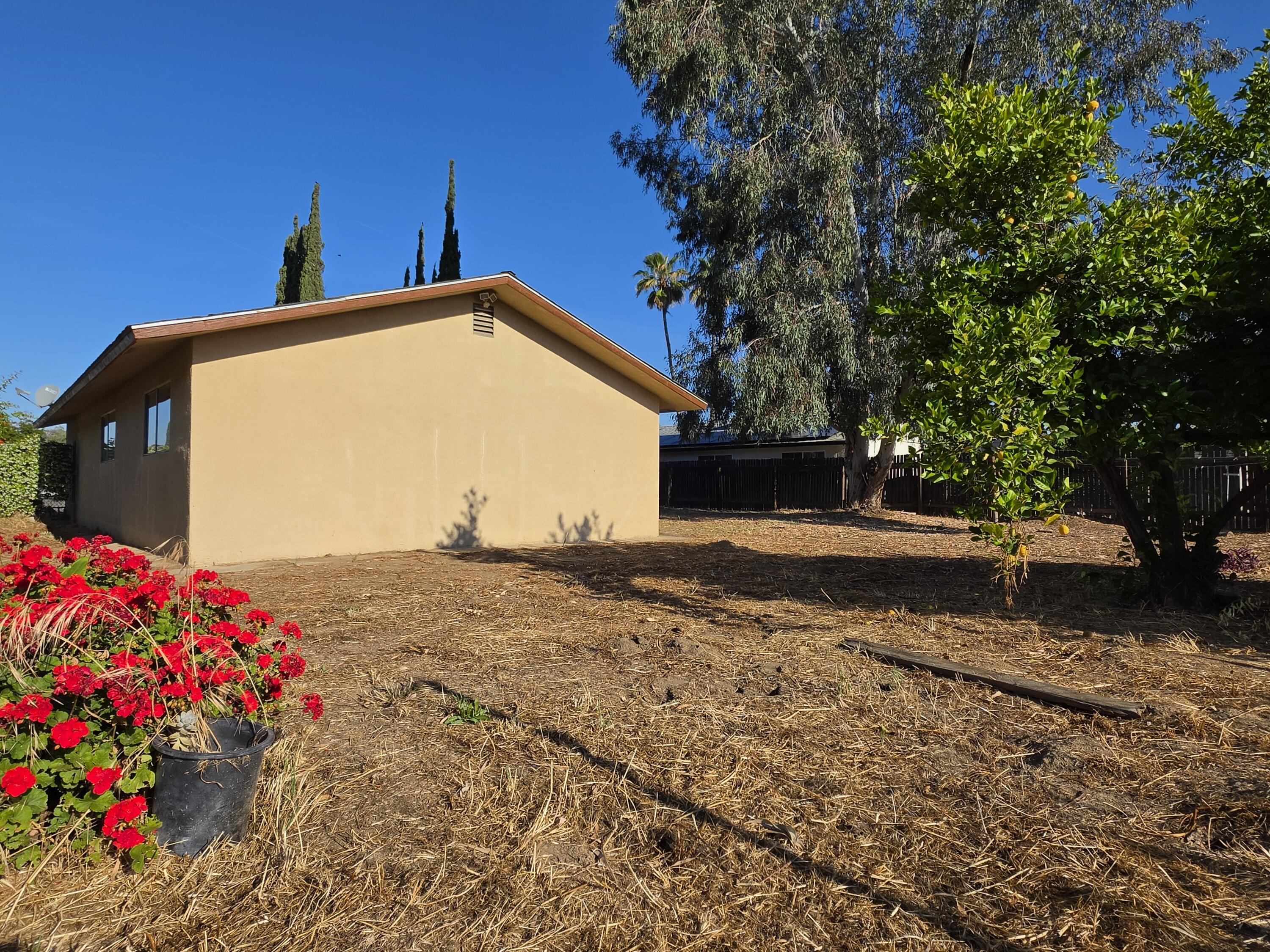 1324 Hume Dr, Sanger, CA 93657