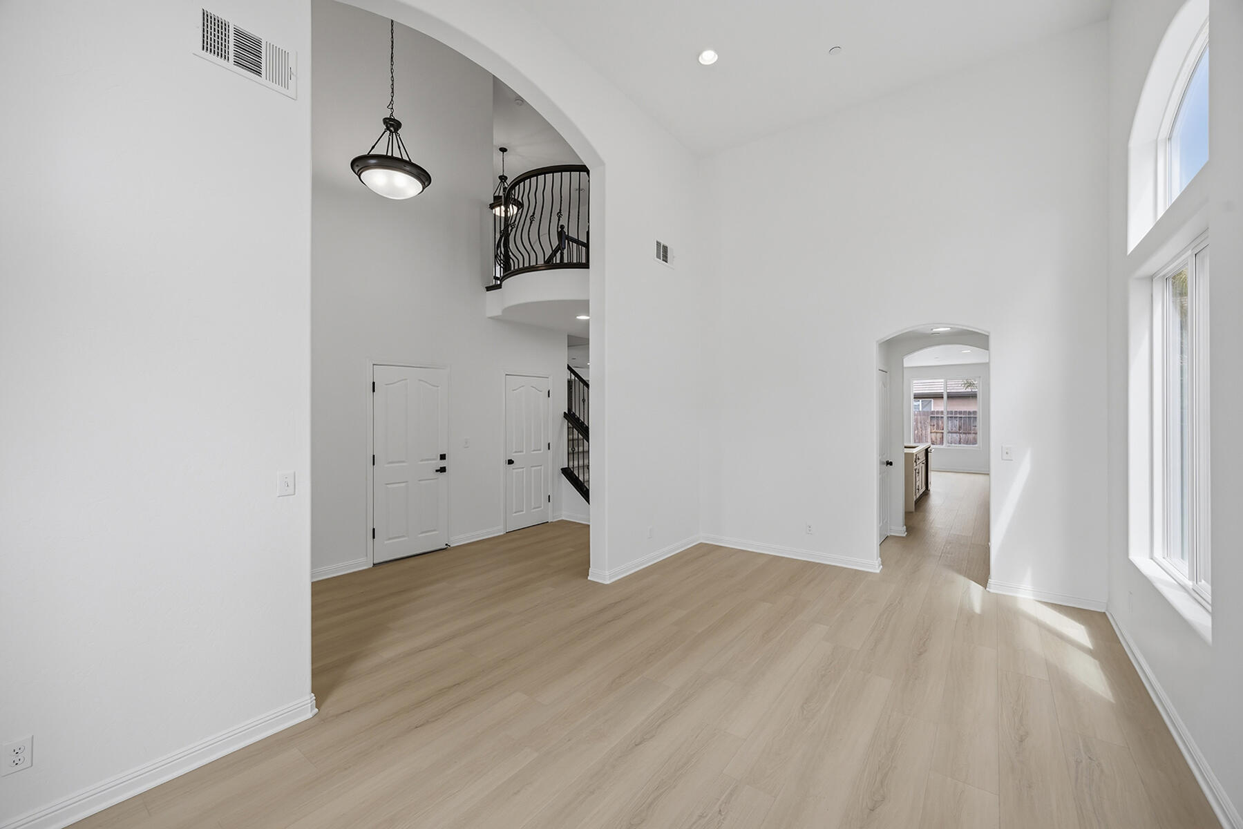 2536 W Stewart Ave, Visalia, CA 93291