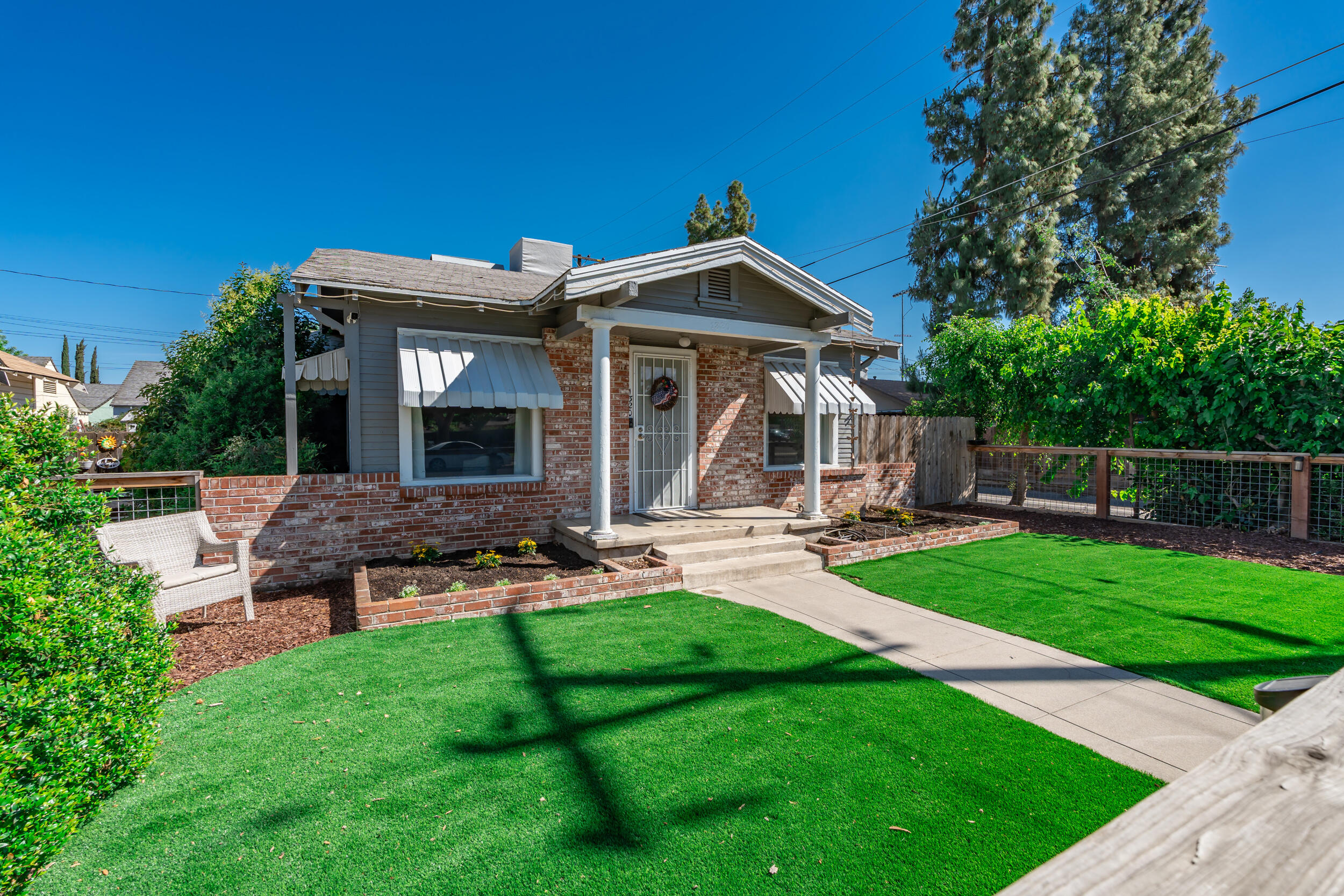 1320 W Oak Ave, Visalia, CA 93291