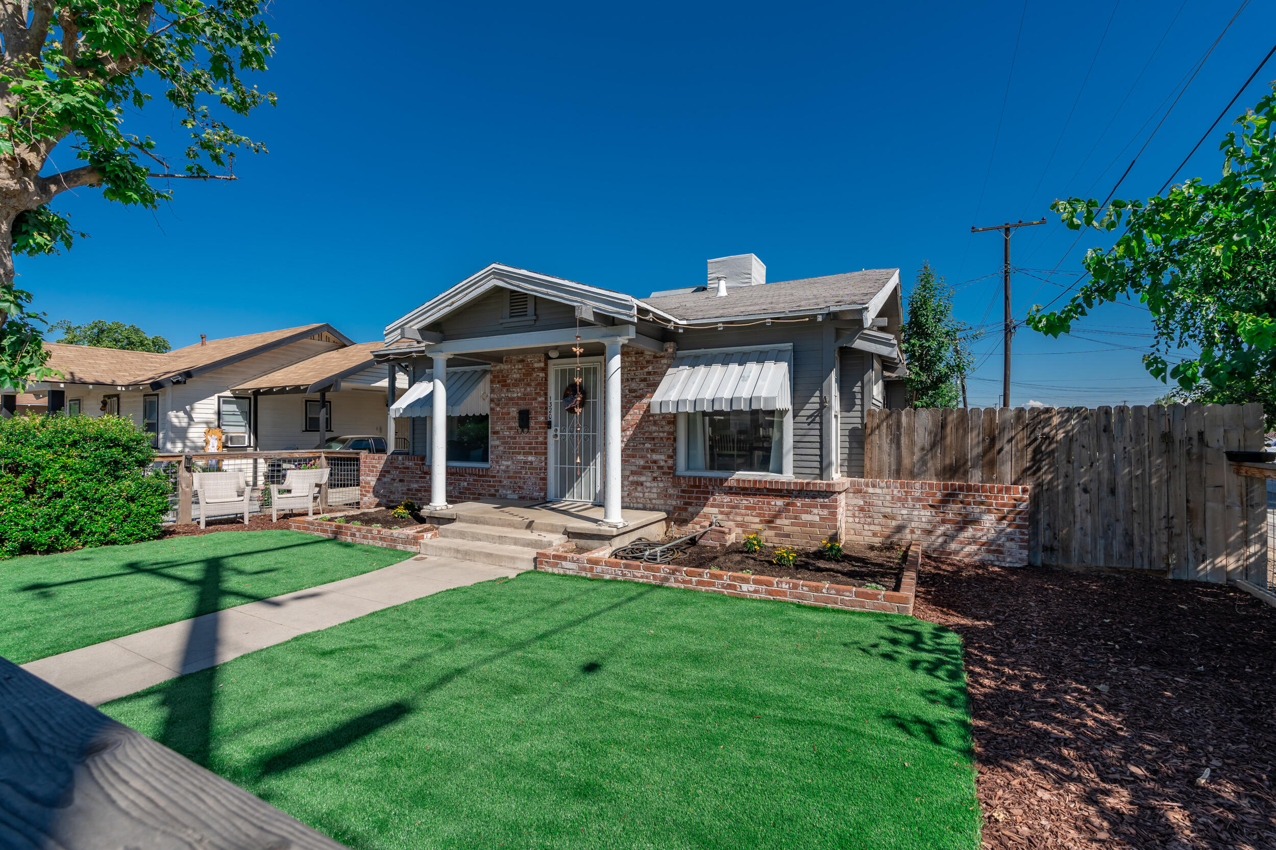 1320 W Oak Ave, Visalia, CA 93291