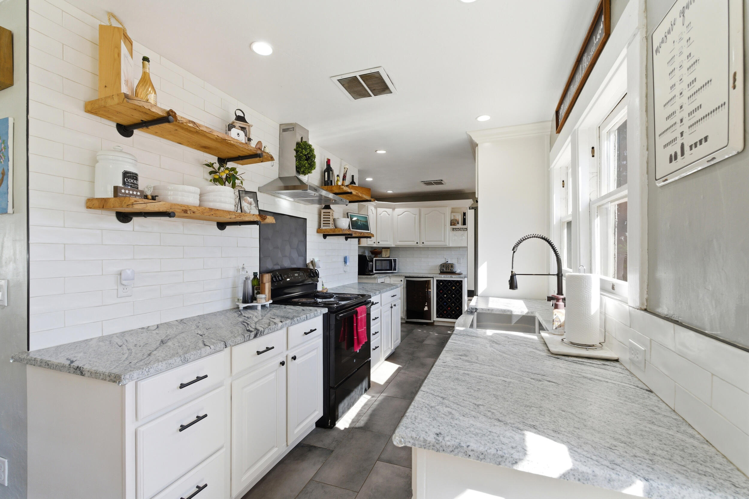 1320 W Oak Ave, Visalia, CA 93291