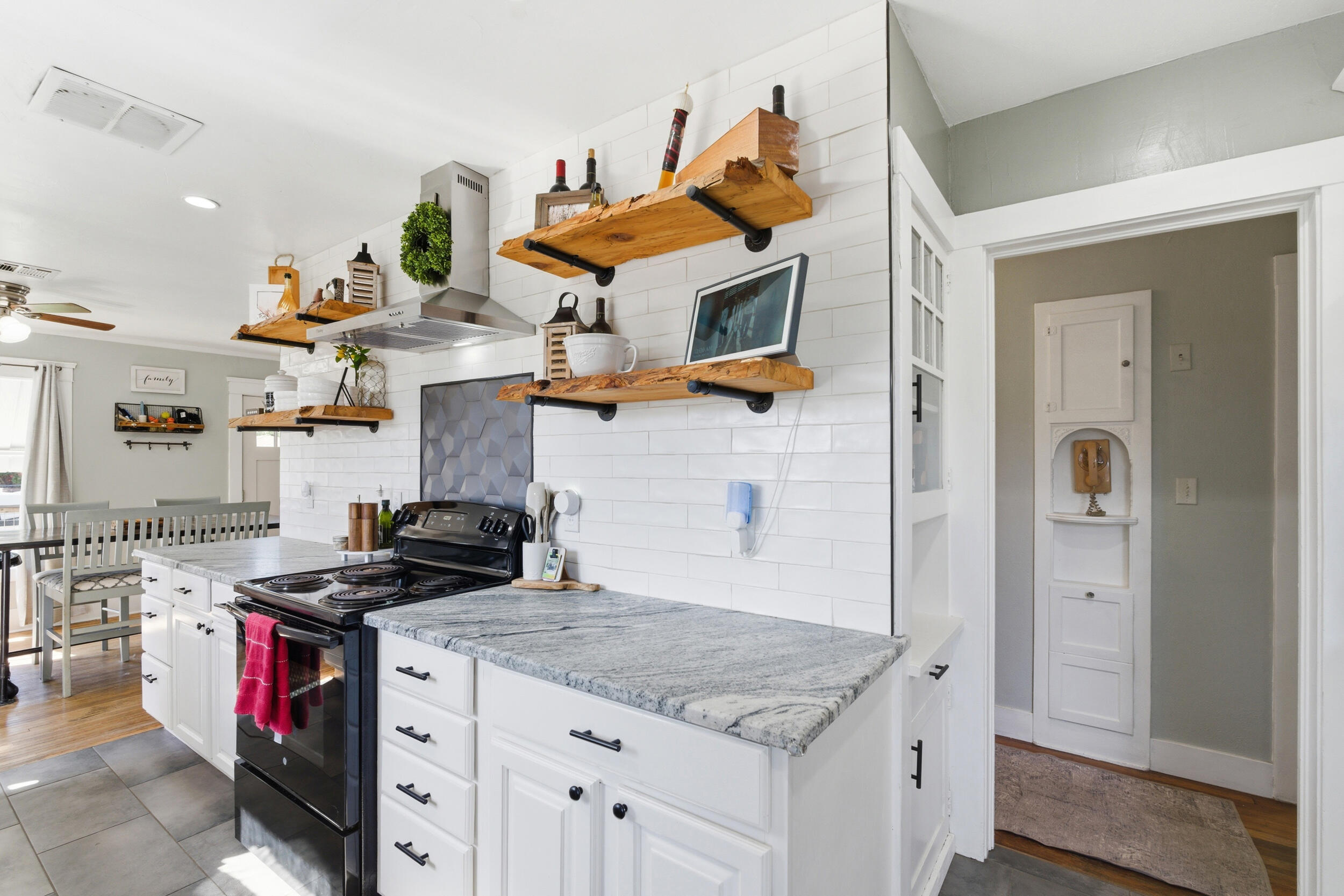 1320 W Oak Ave, Visalia, CA 93291