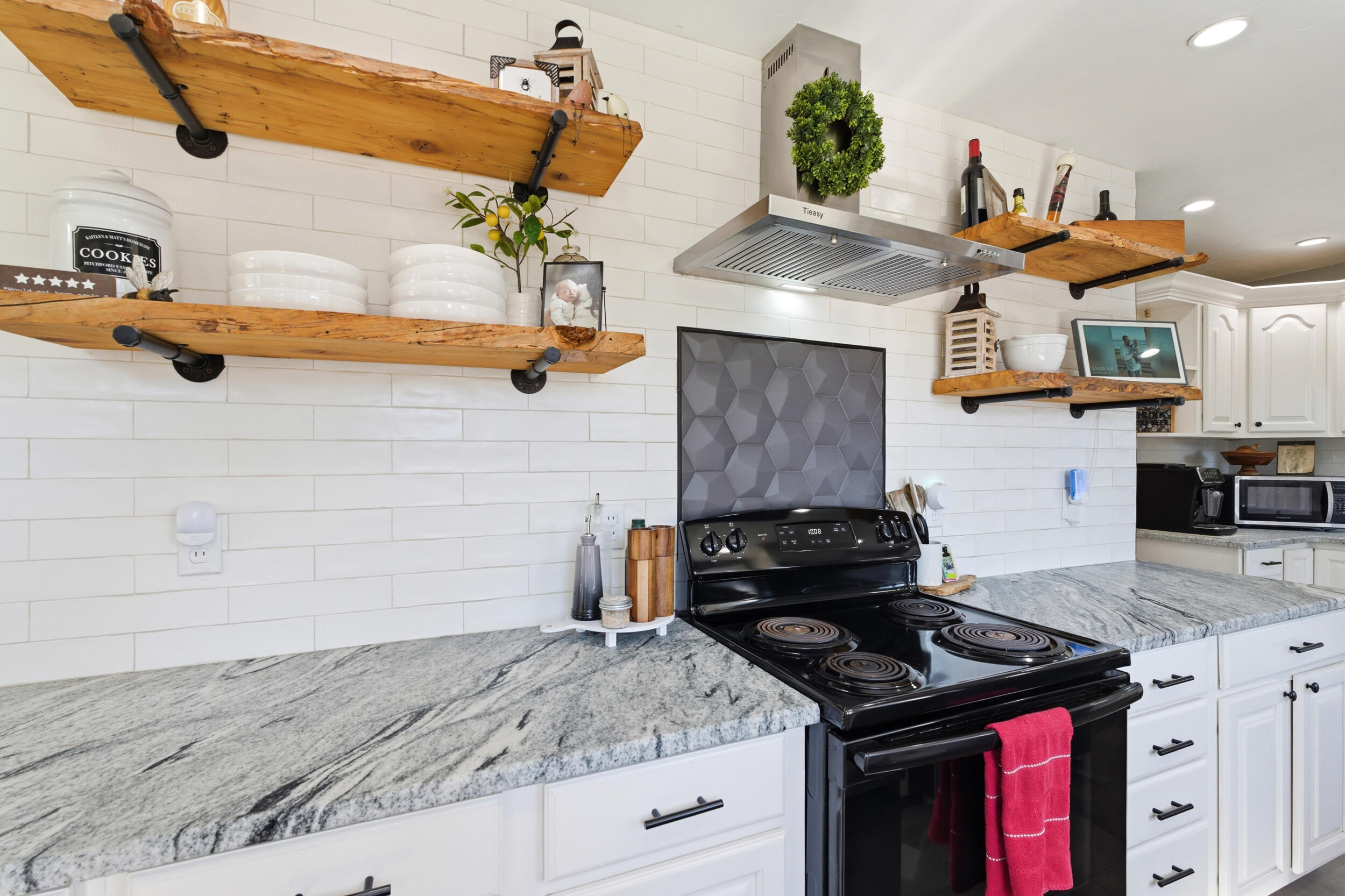 1320 W Oak Ave, Visalia, CA 93291