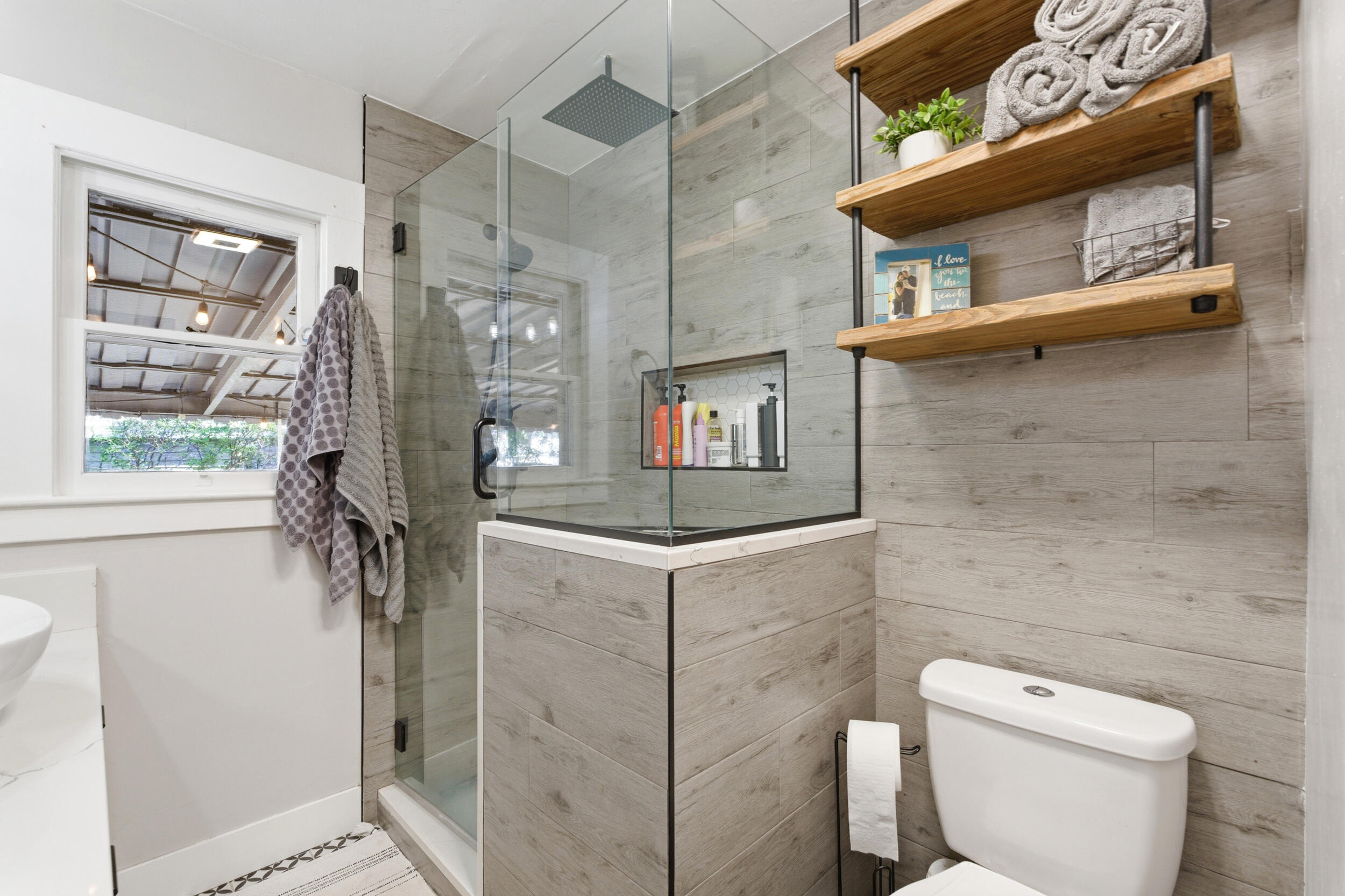 1320 W Oak Ave, Visalia, CA 93291