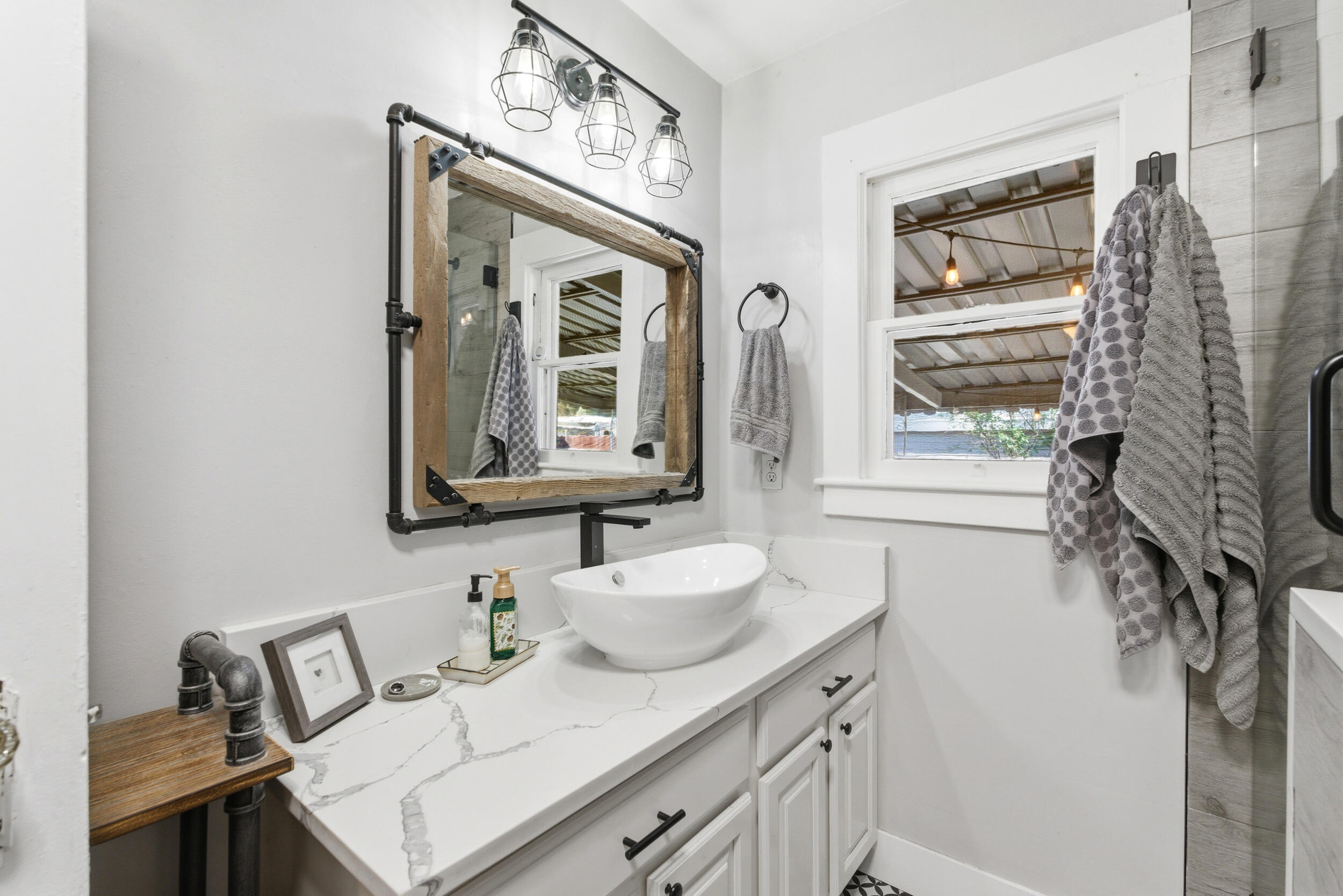 1320 W Oak Ave, Visalia, CA 93291