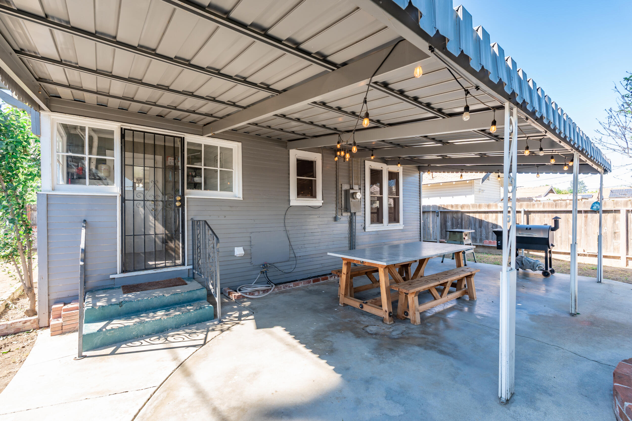 1320 W Oak Ave, Visalia, CA 93291