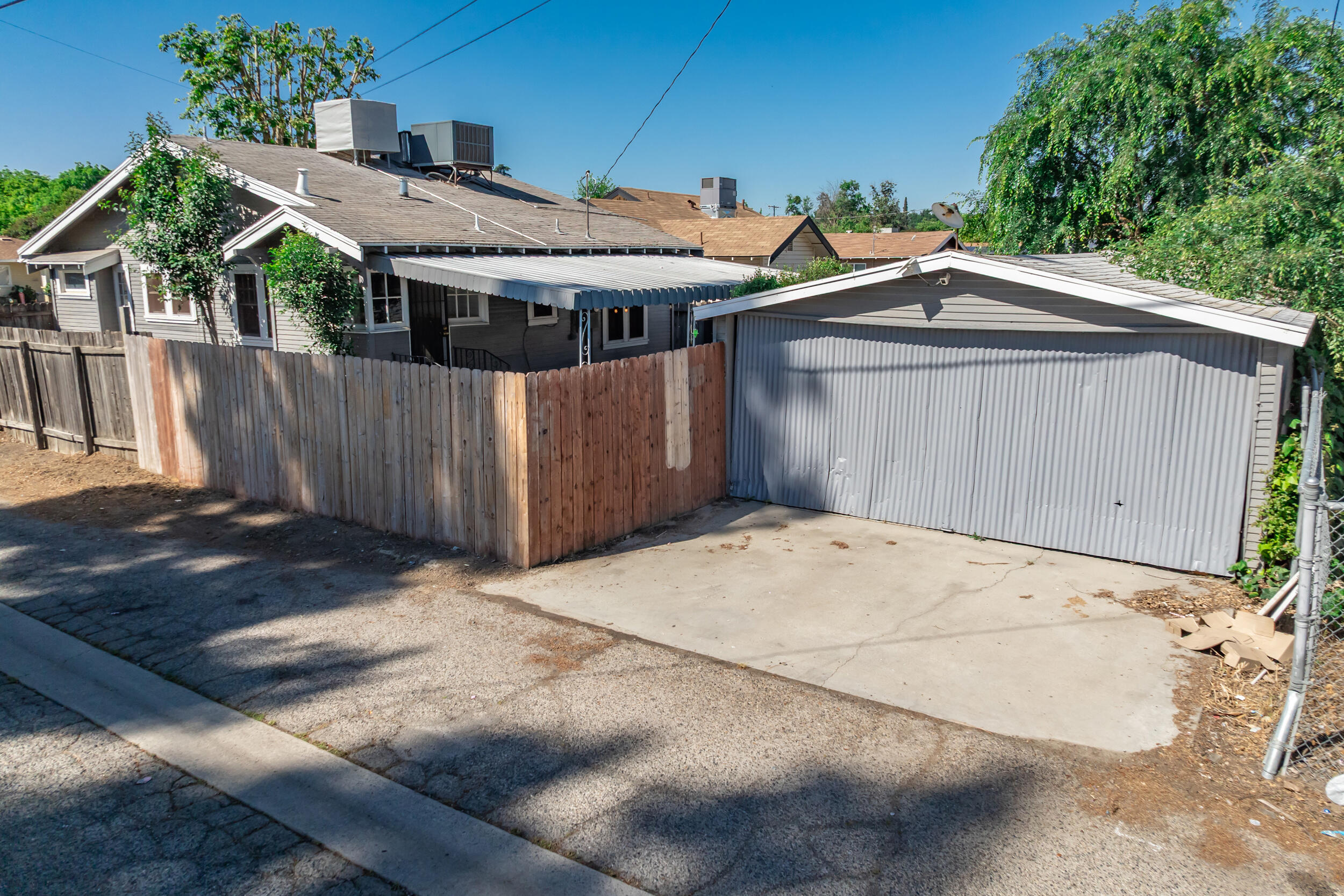 1320 W Oak Ave, Visalia, CA 93291