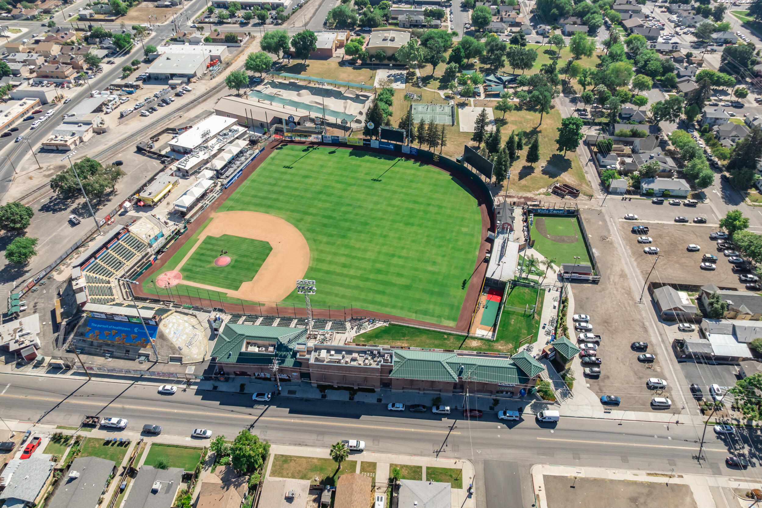 1320 W Oak Ave, Visalia, CA 93291