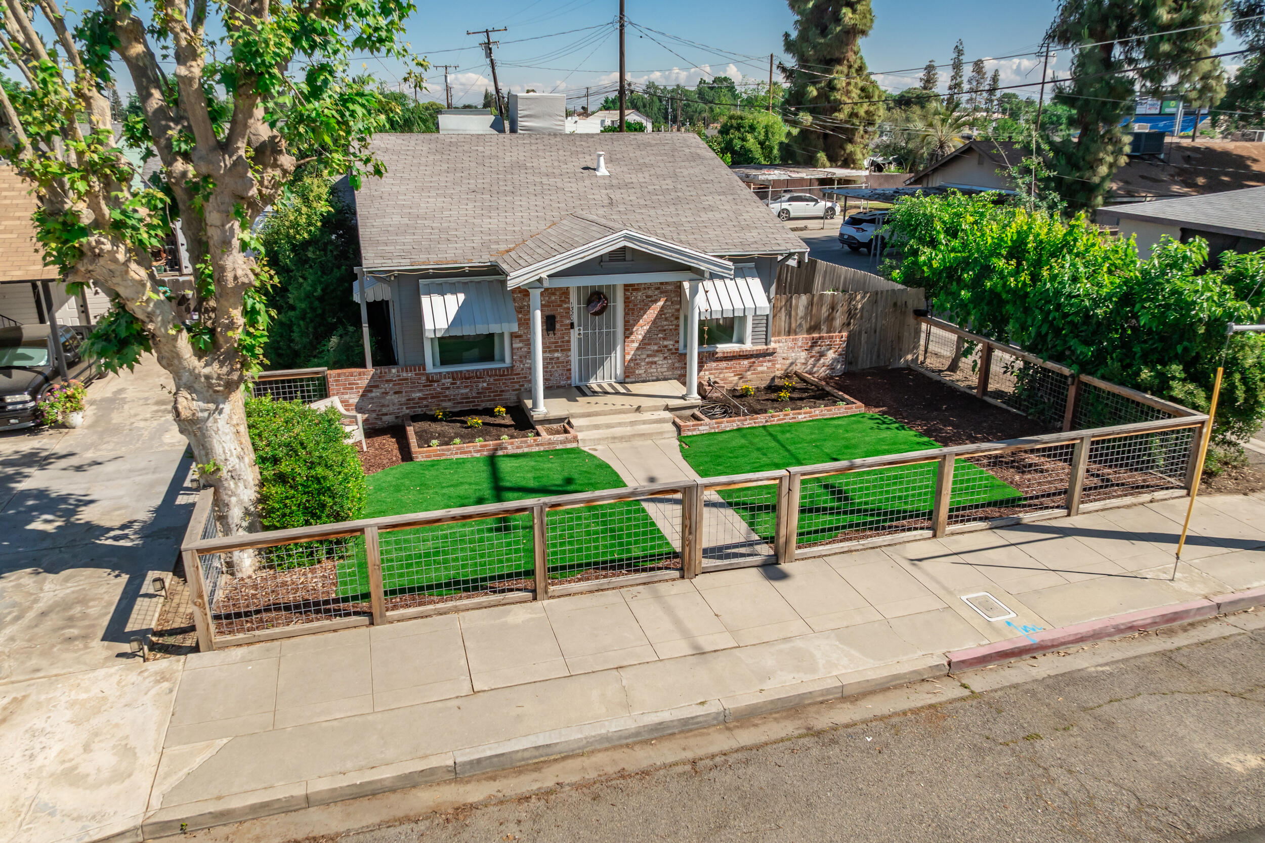 1320 W Oak Ave, Visalia, CA 93291