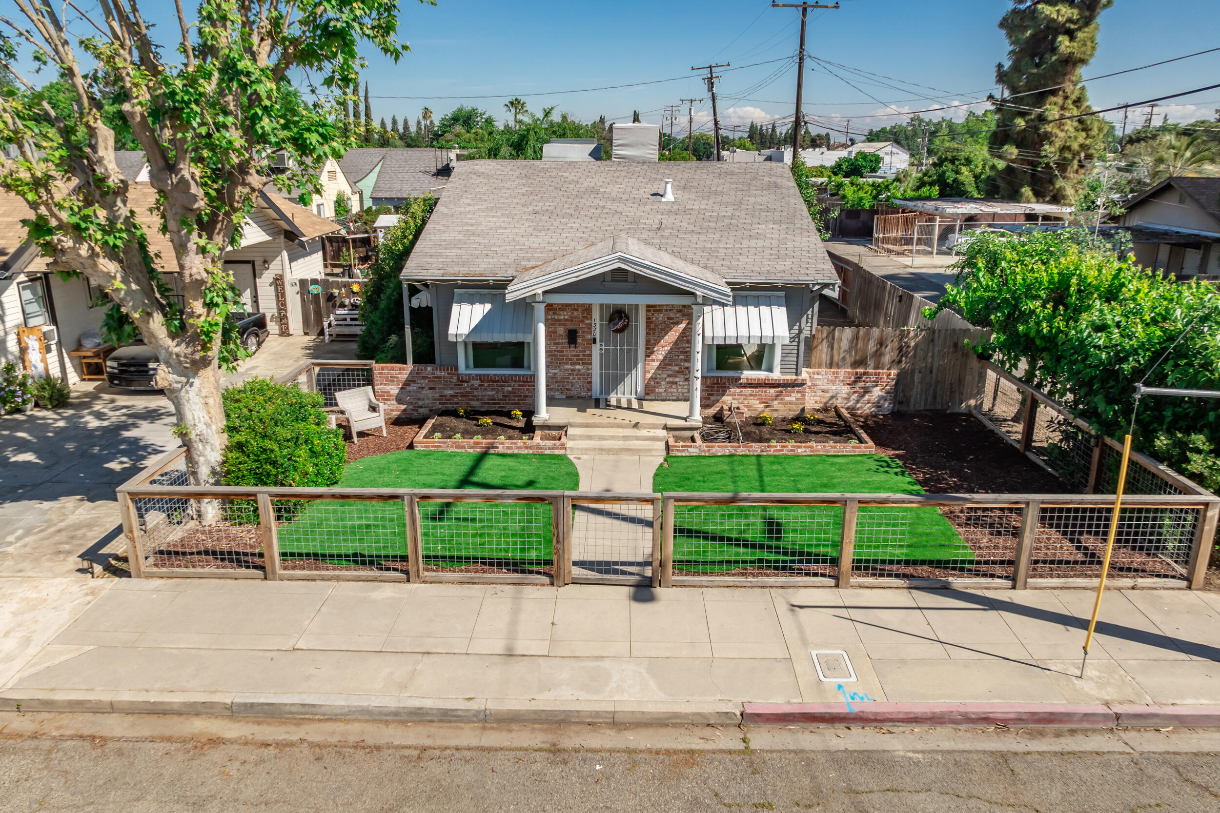 1320 W Oak Ave, Visalia, CA 93291