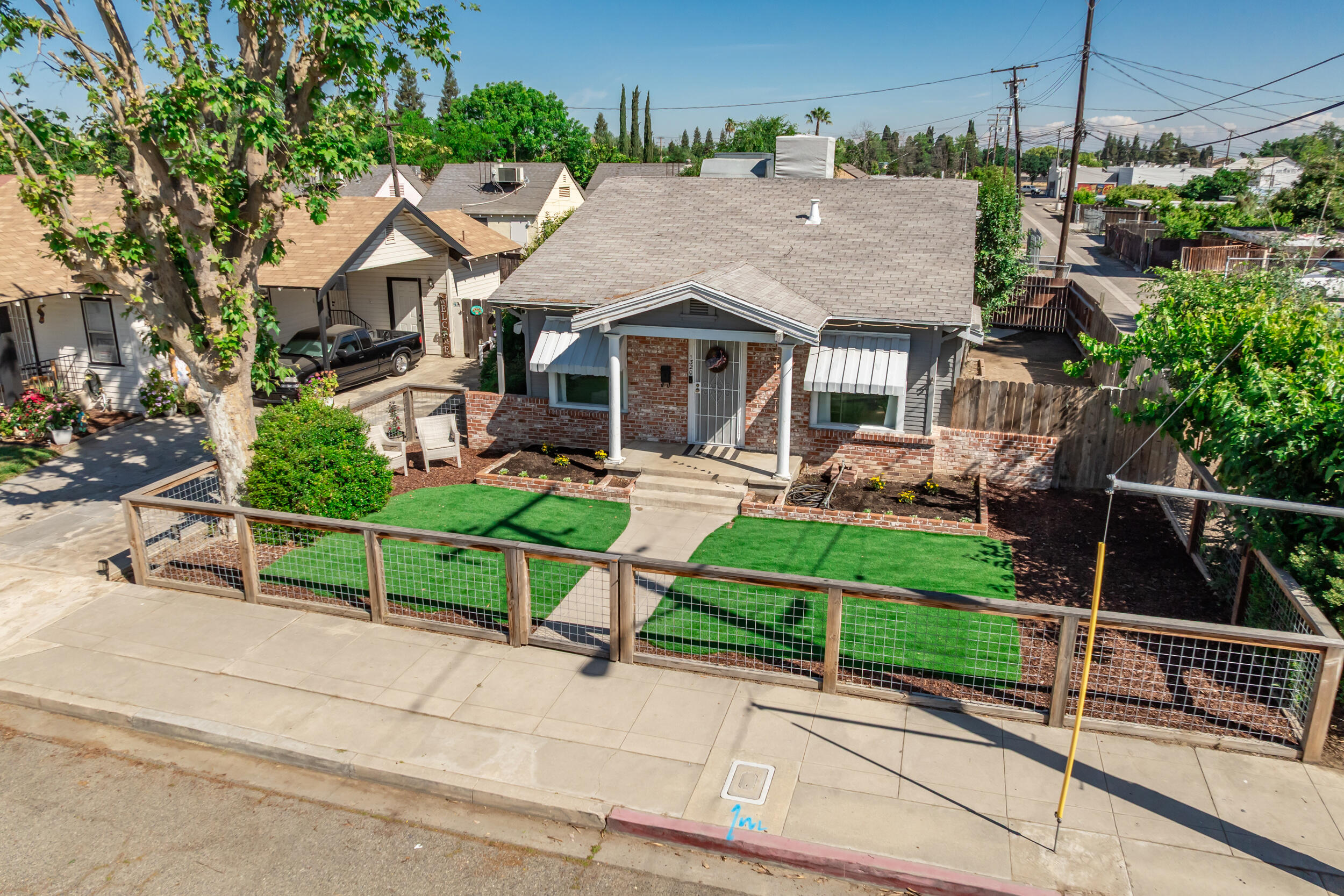 1320 W Oak Ave, Visalia, CA 93291