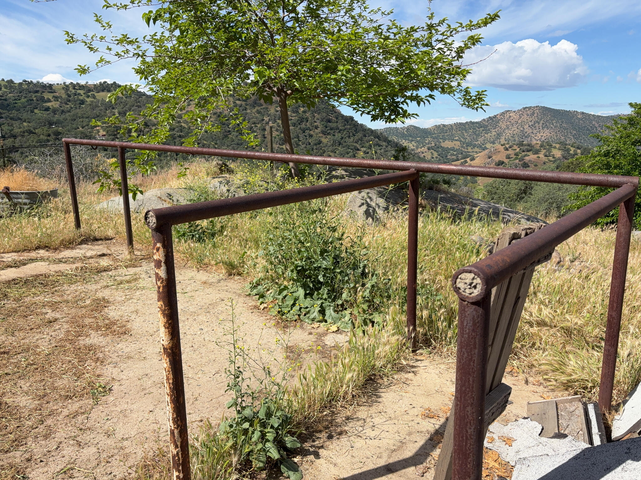 39569 Clover Ln, Yokuts Valley, CA 93675