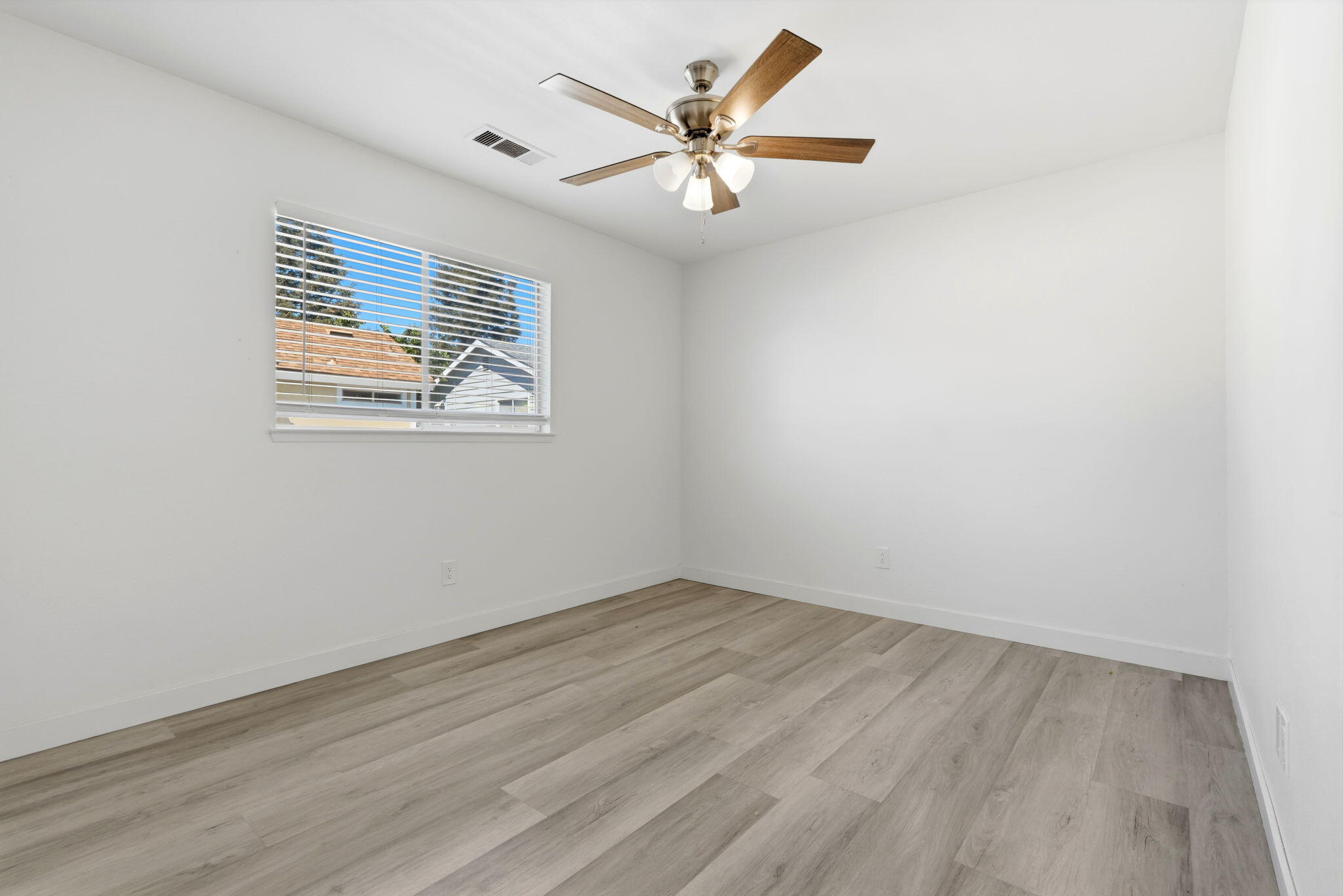 2419 N Clark St, Visalia, CA 93292