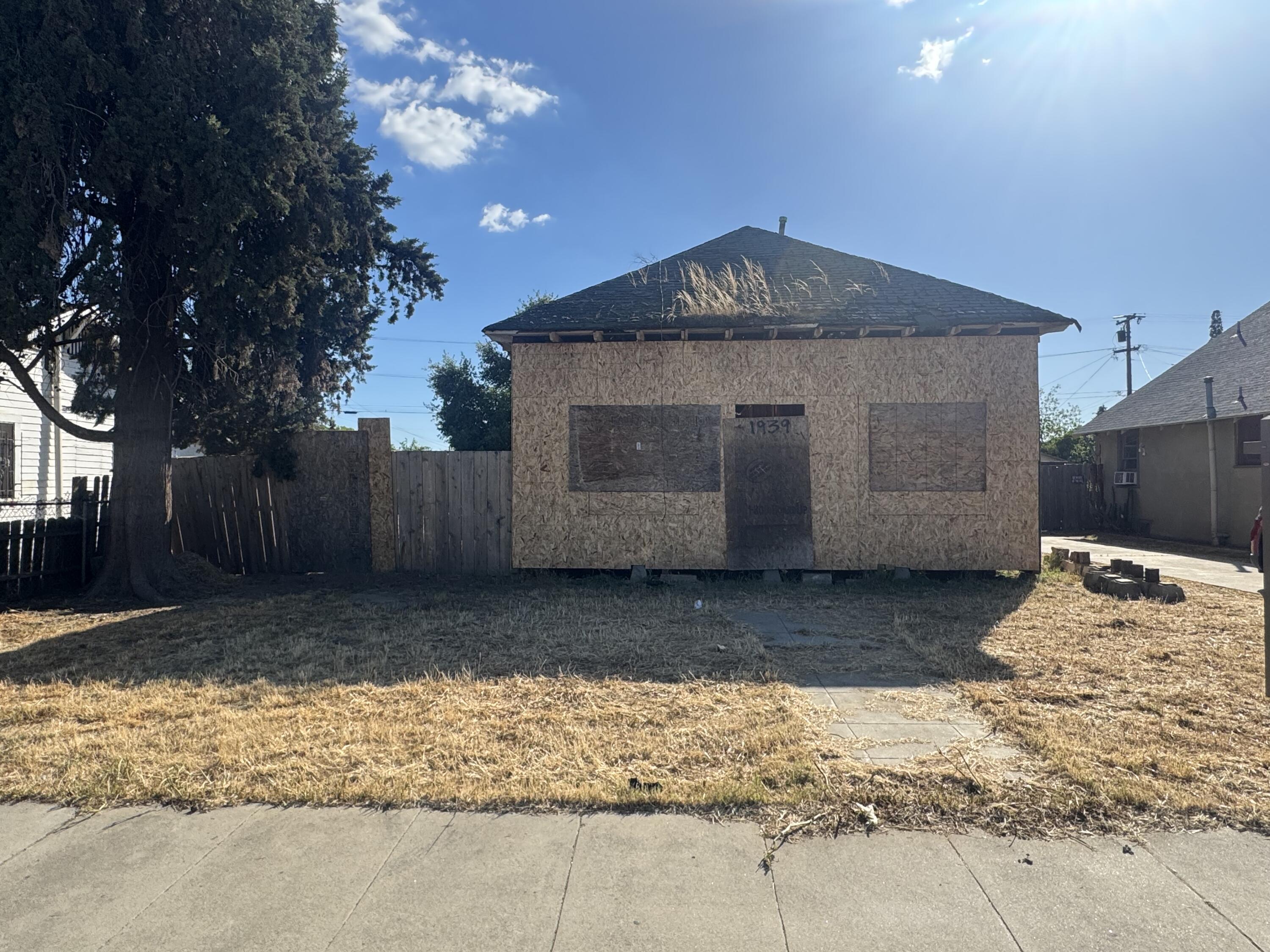 1939 Bauder St, Selma, CA 93662