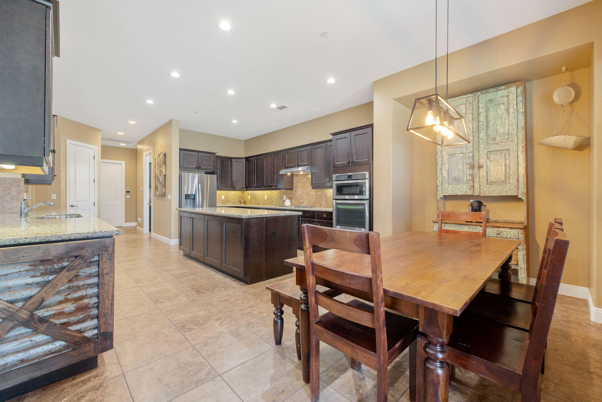 4020 W Lark, Visalia, CA 93291