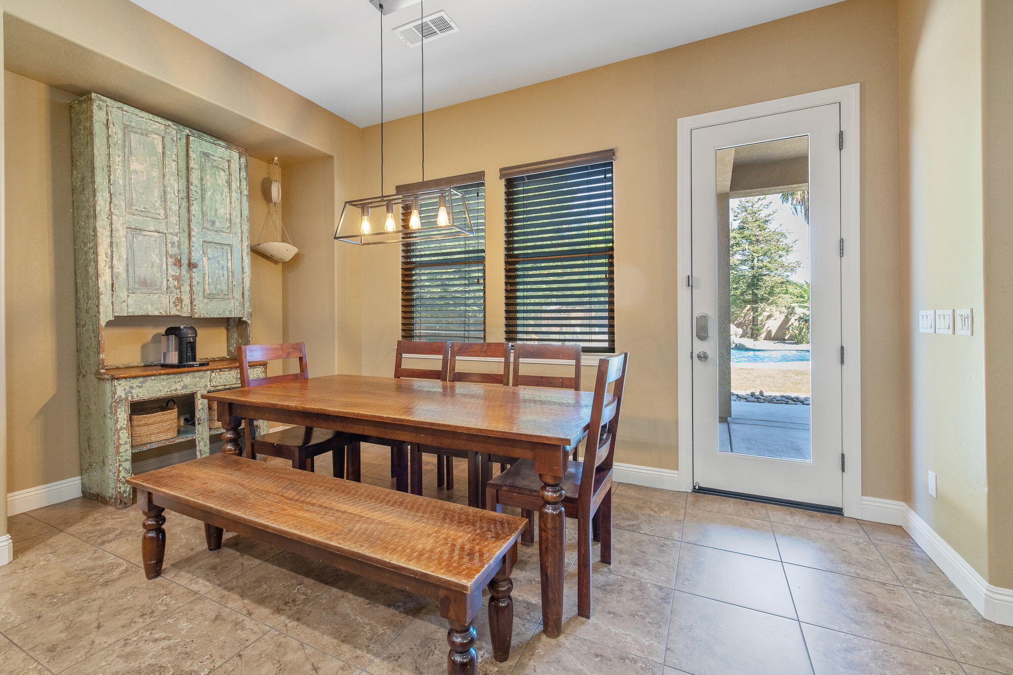 4020 W Lark, Visalia, CA 93291