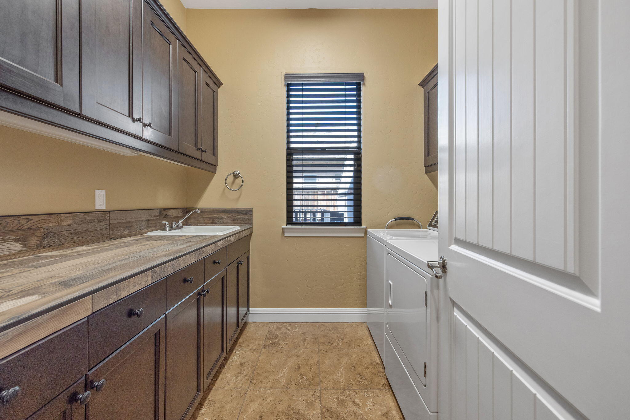 4020 W Lark, Visalia, CA 93291