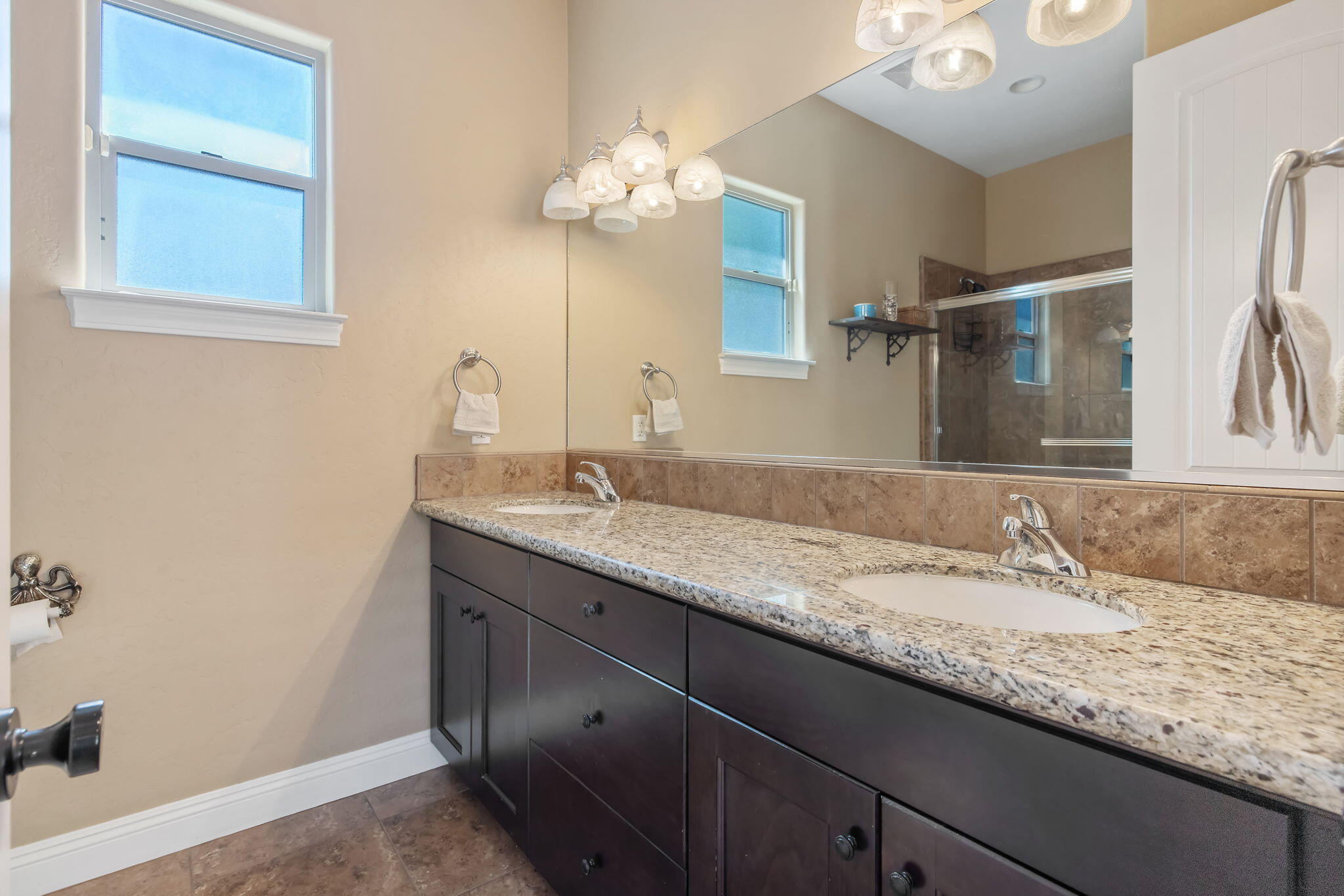 4020 W Lark, Visalia, CA 93291