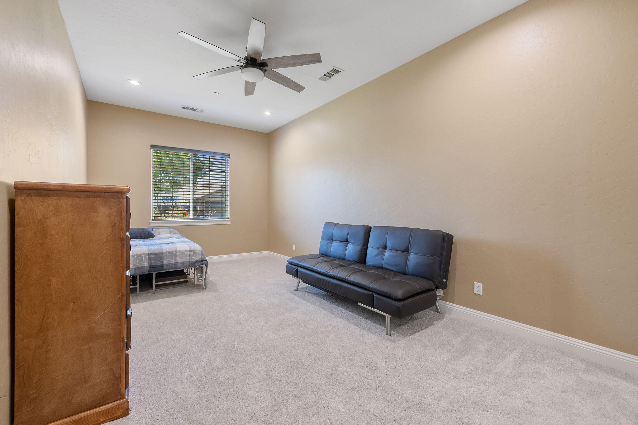 4020 W Lark, Visalia, CA 93291