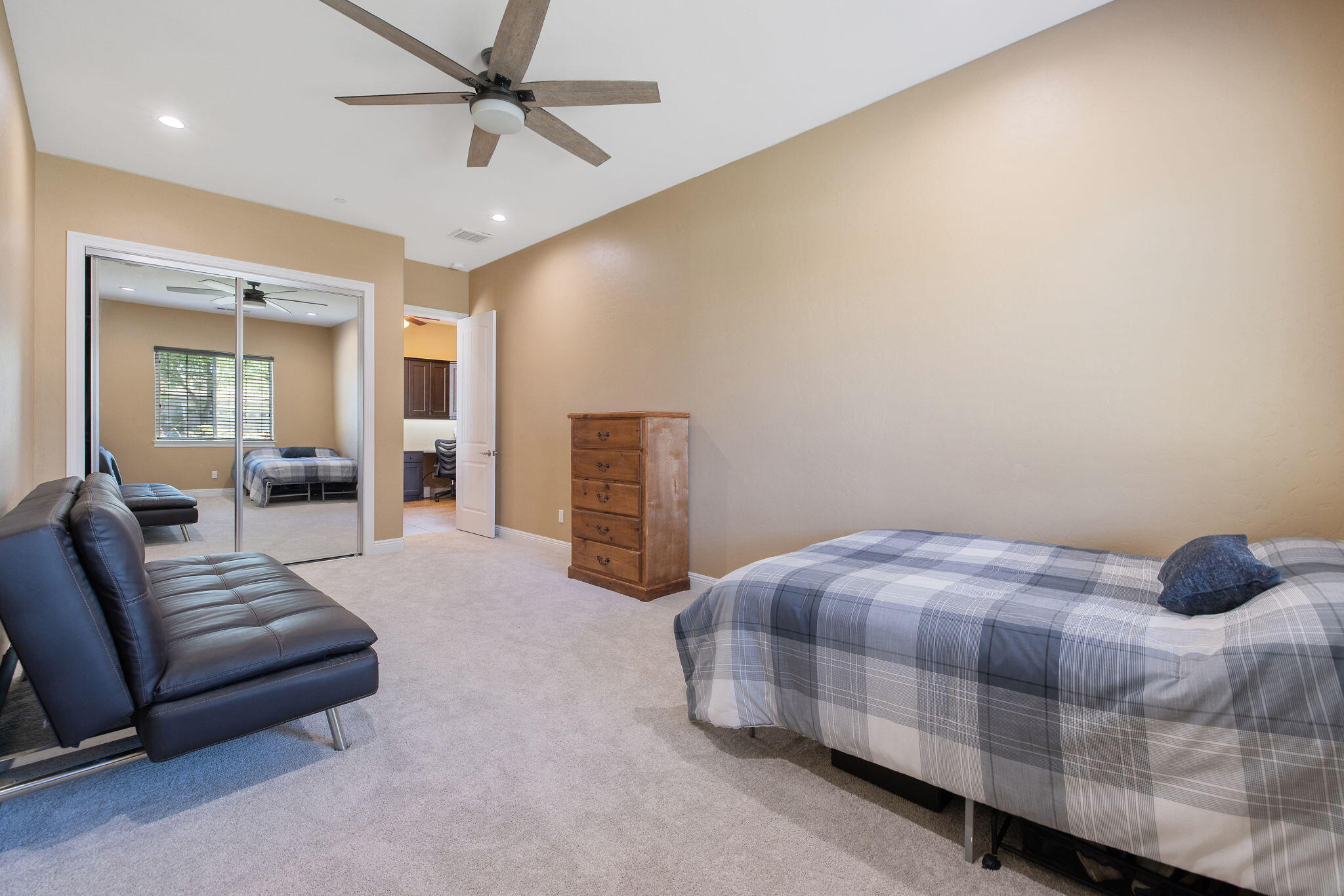 4020 W Lark, Visalia, CA 93291