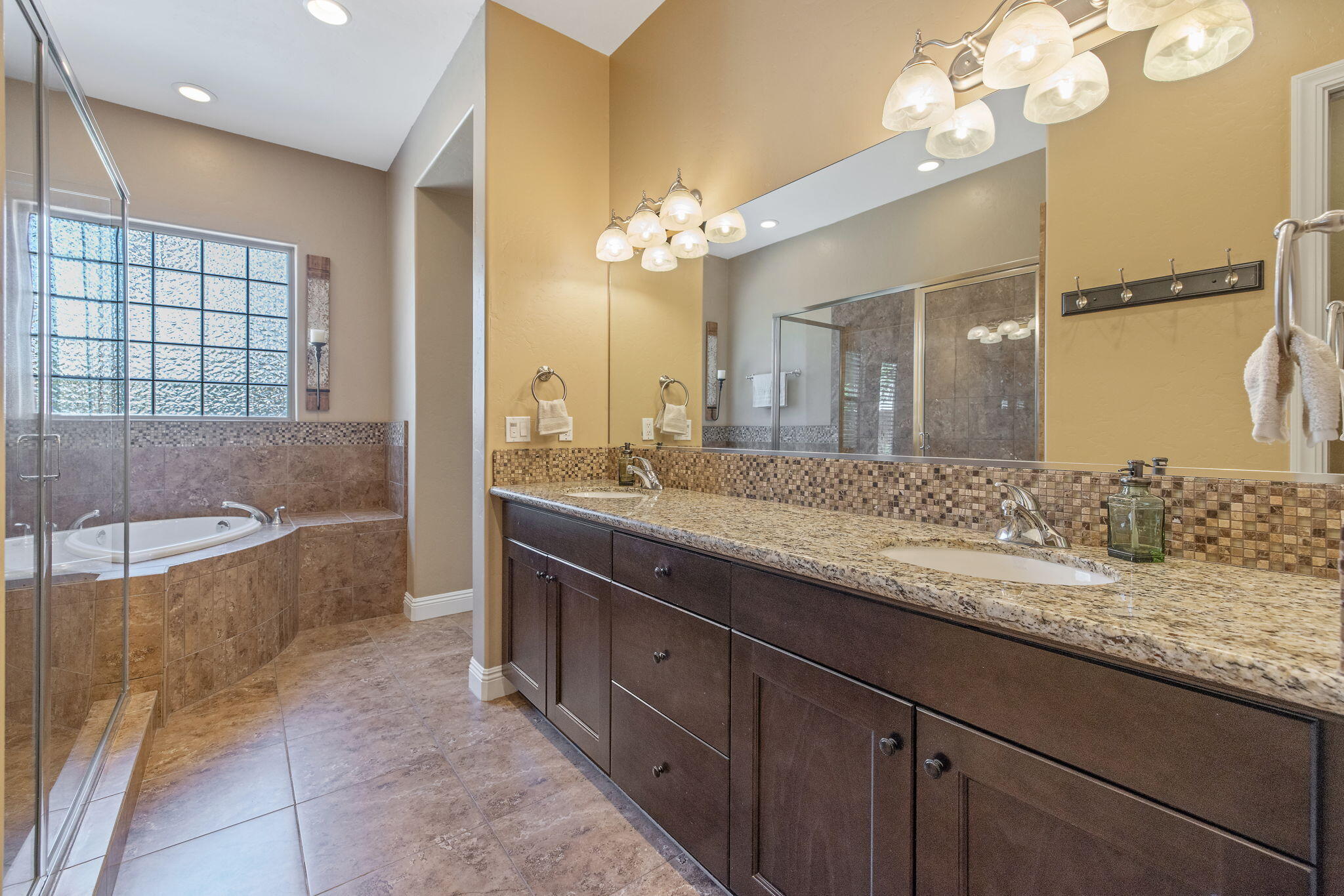 4020 W Lark, Visalia, CA 93291