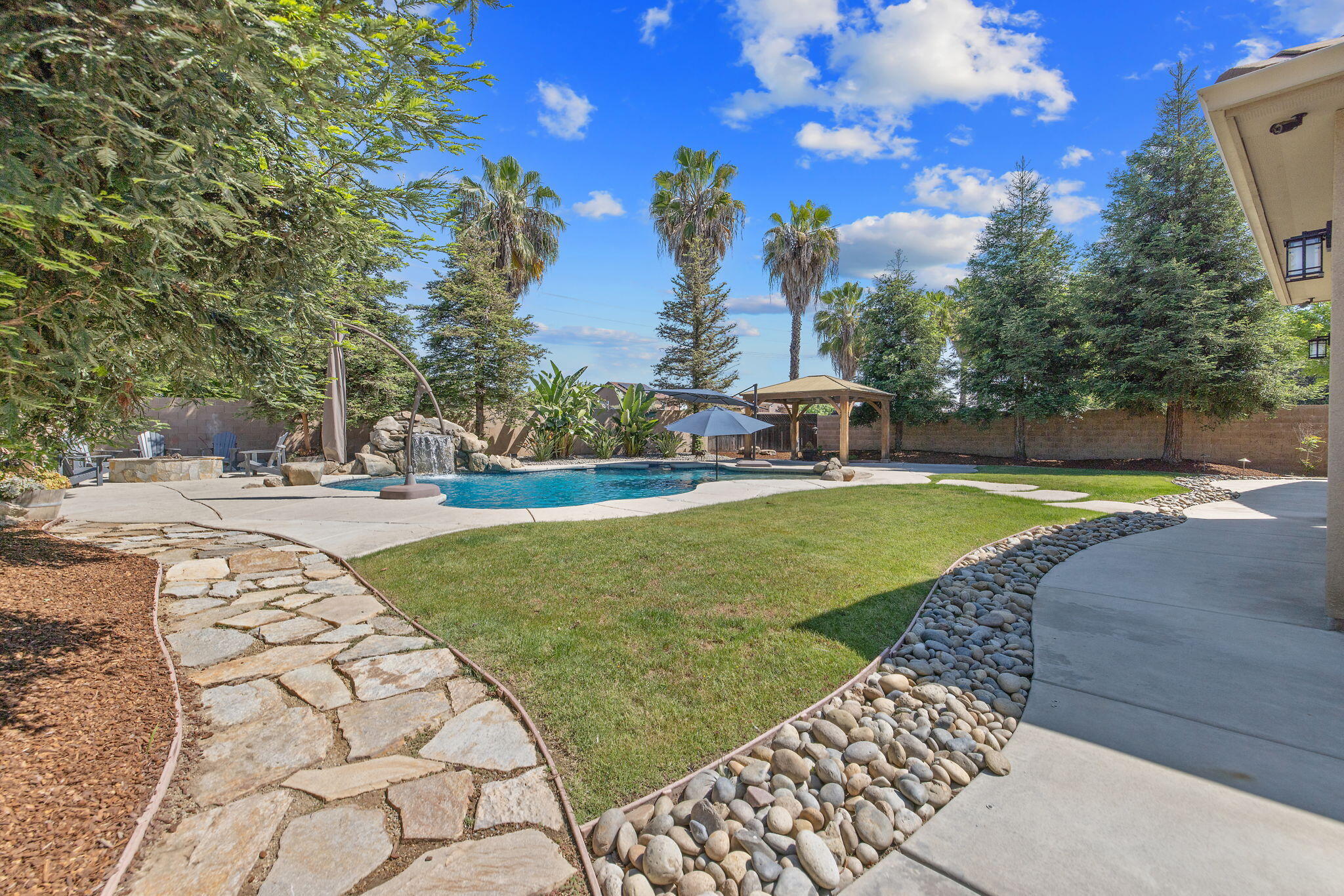 4020 W Lark, Visalia, CA 93291