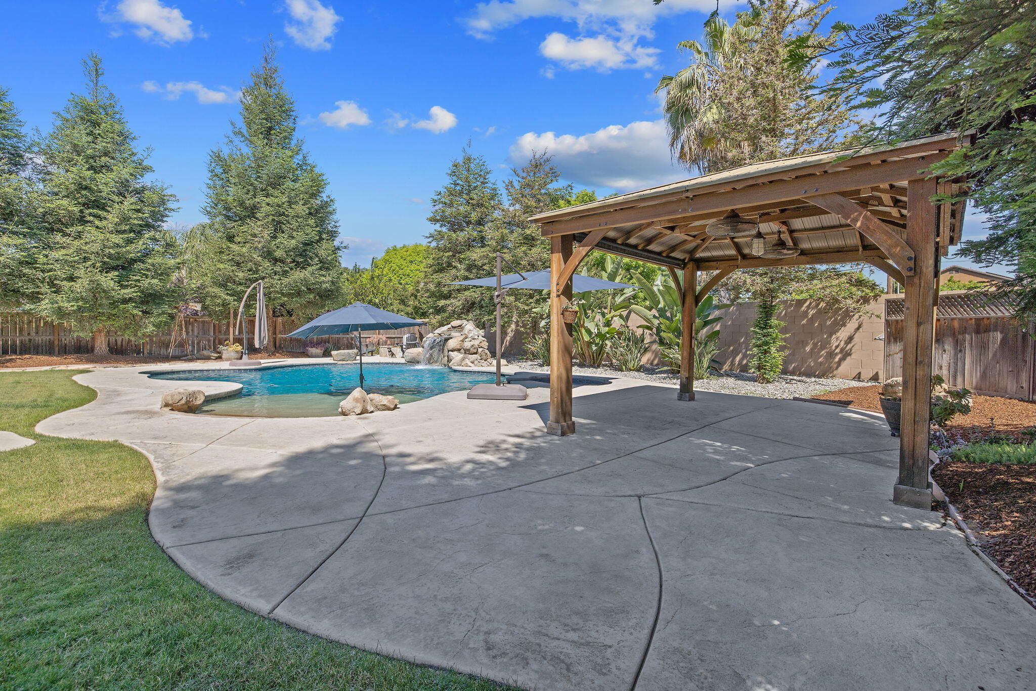 4020 W Lark, Visalia, CA 93291