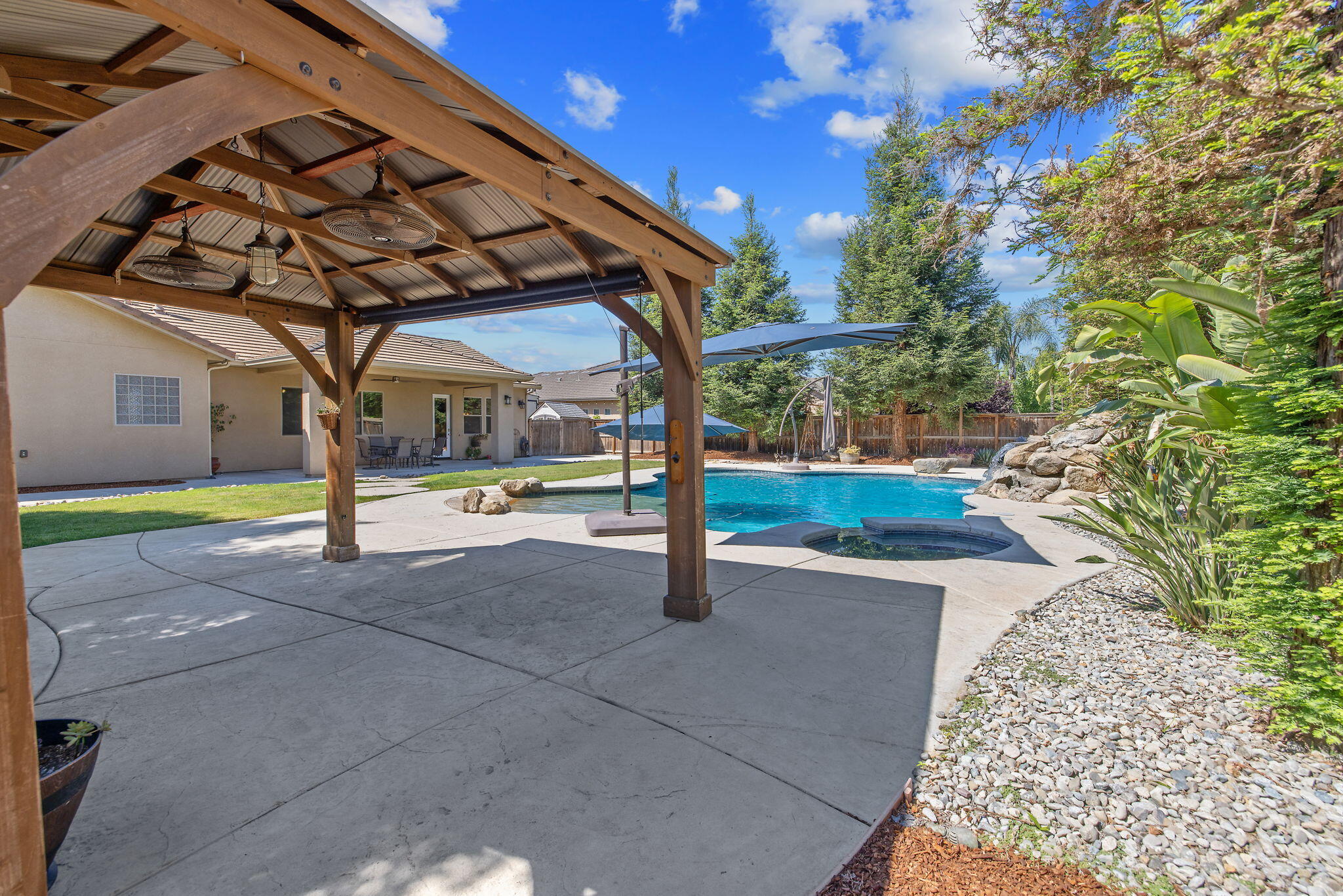 4020 W Lark, Visalia, CA 93291