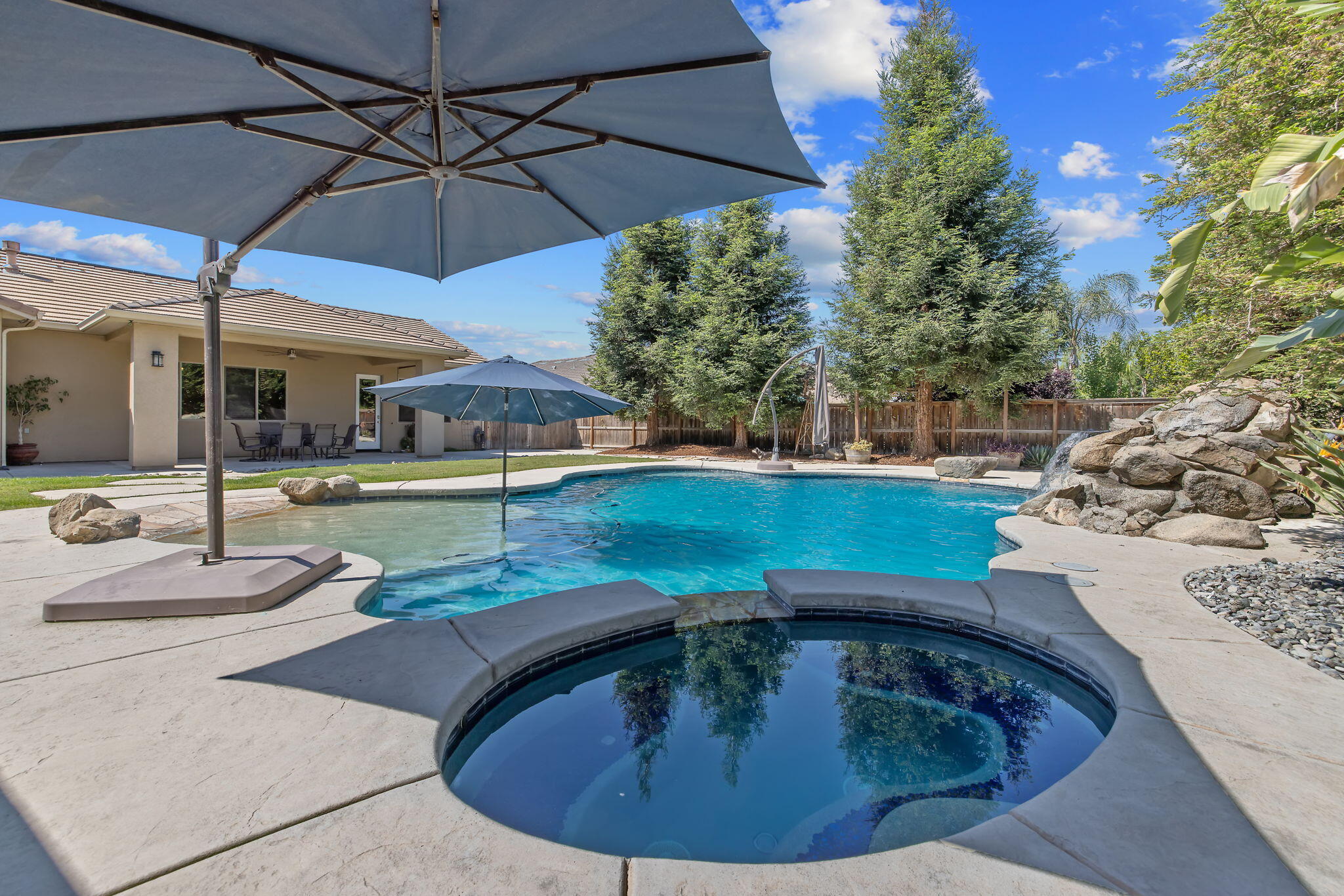 4020 W Lark, Visalia, CA 93291