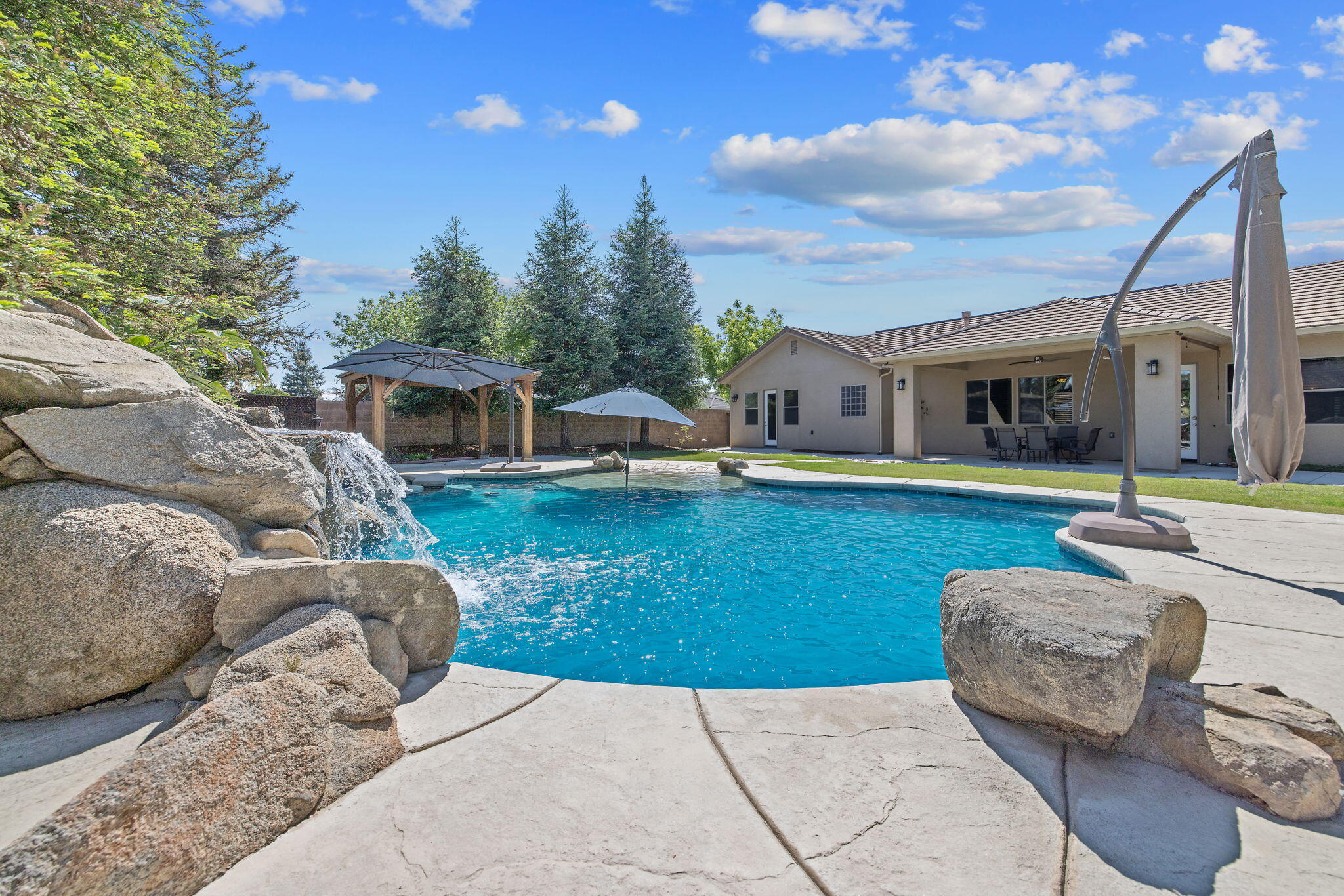 4020 W Lark, Visalia, CA 93291