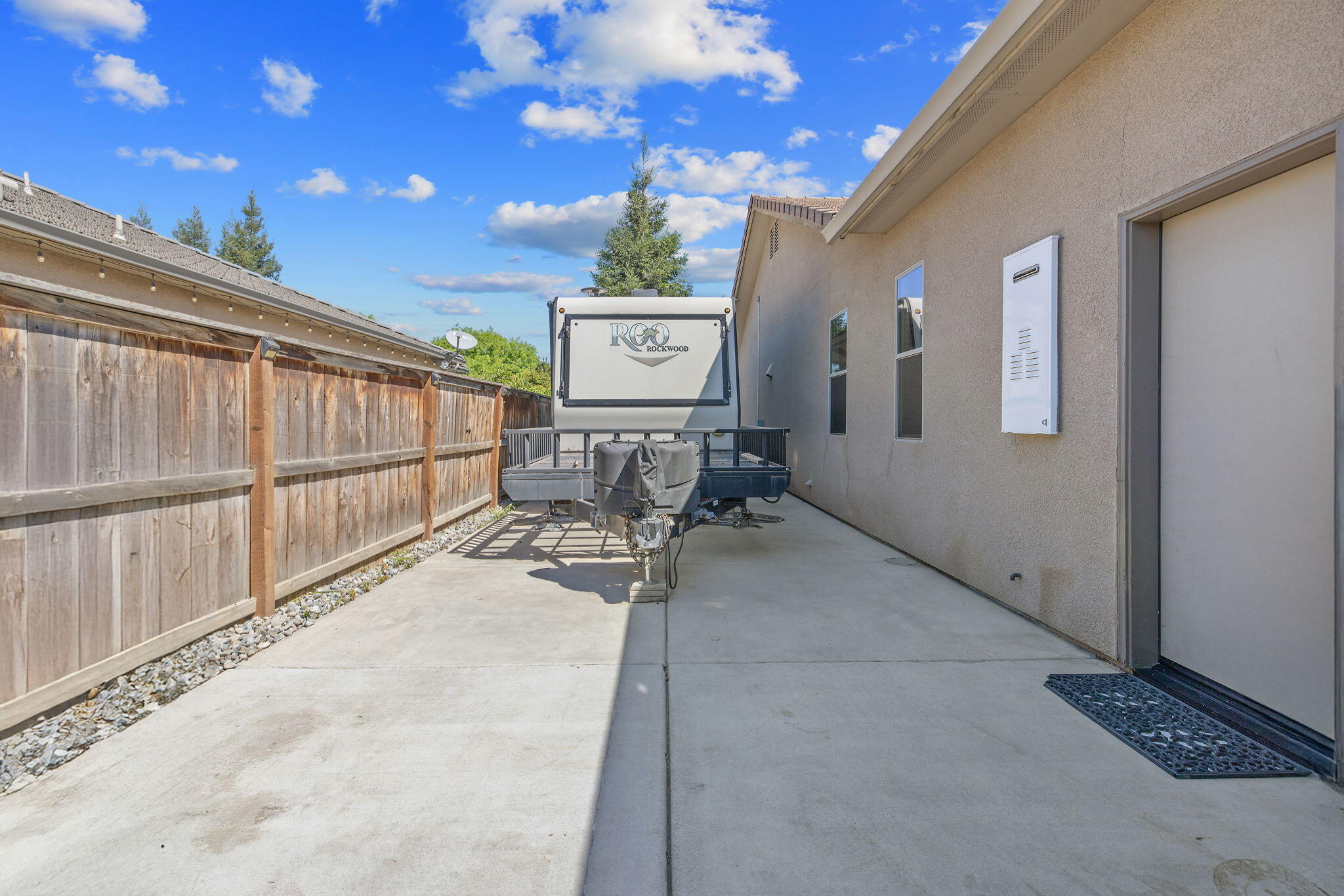 4020 W Lark, Visalia, CA 93291