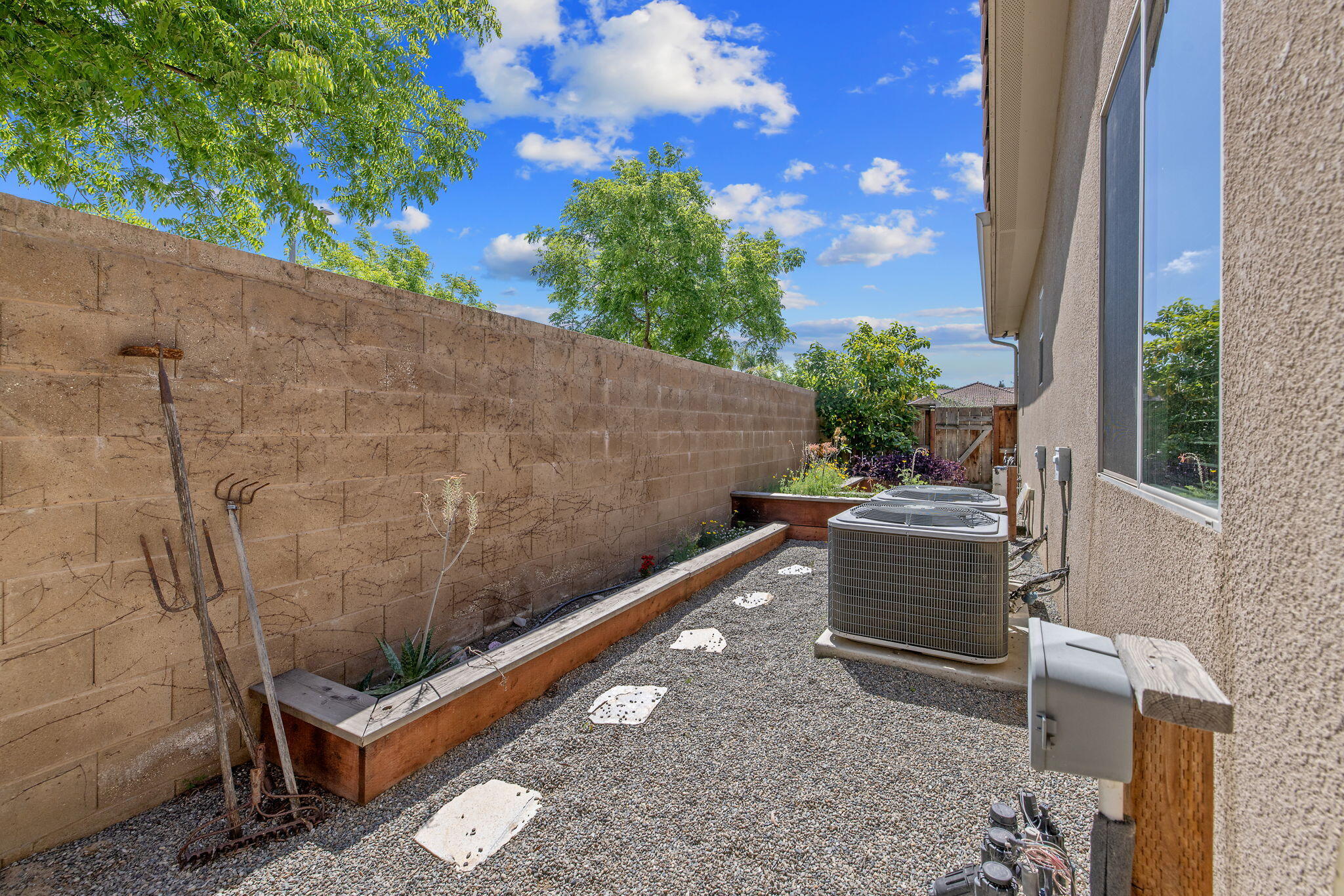 4020 W Lark, Visalia, CA 93291