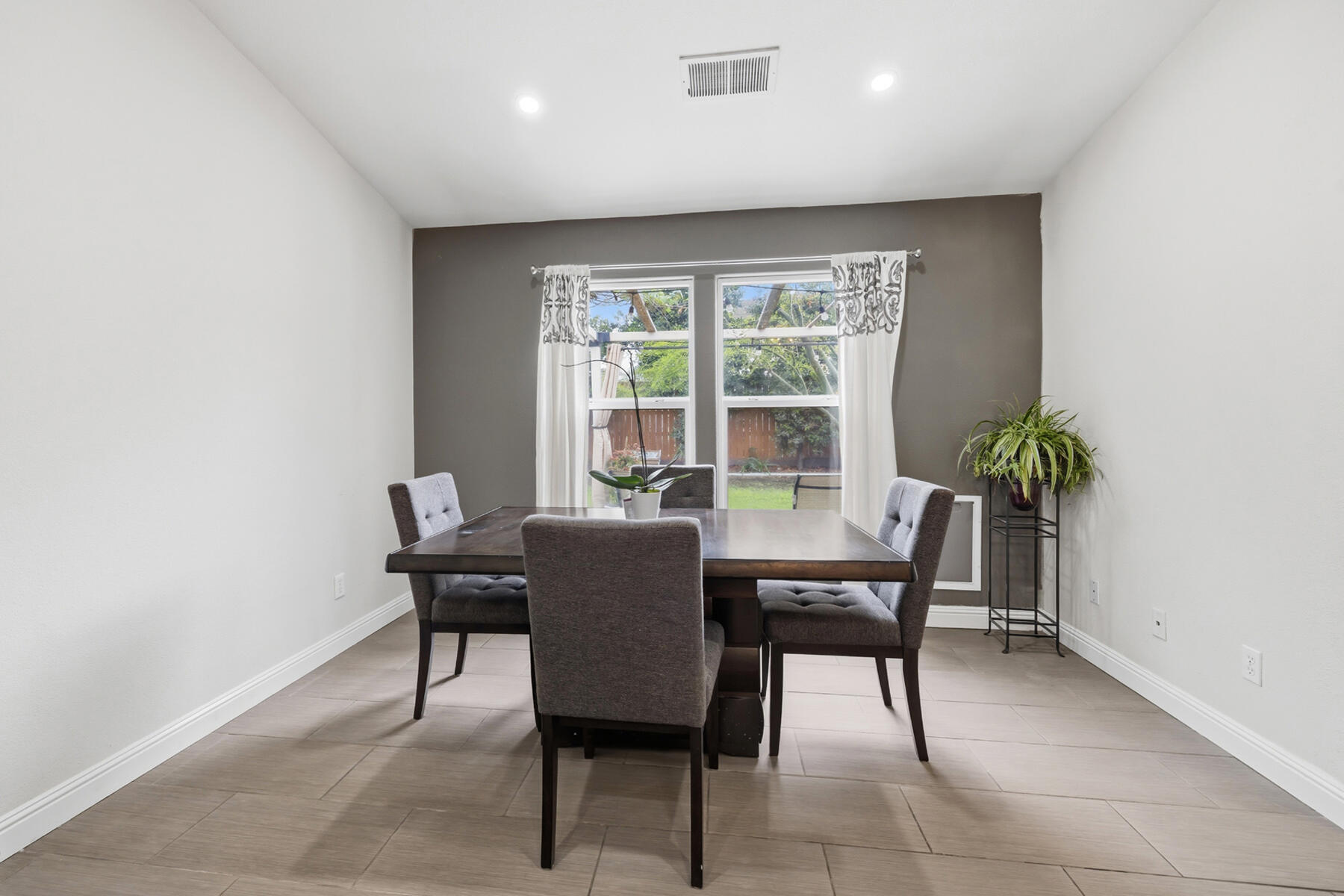 3223 W Sedona Ave, Visalia, CA 93291