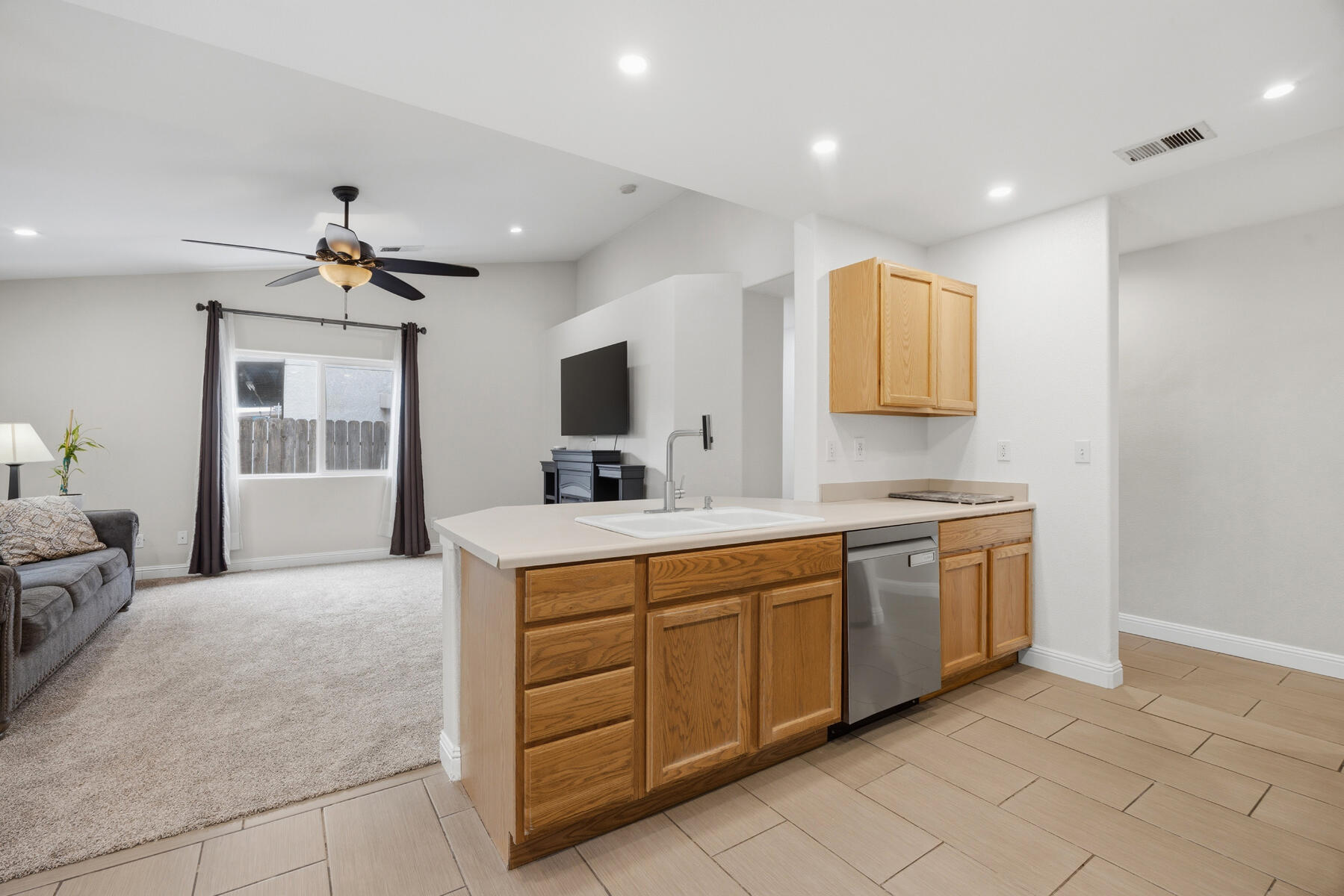 3223 W Sedona Ave, Visalia, CA 93291