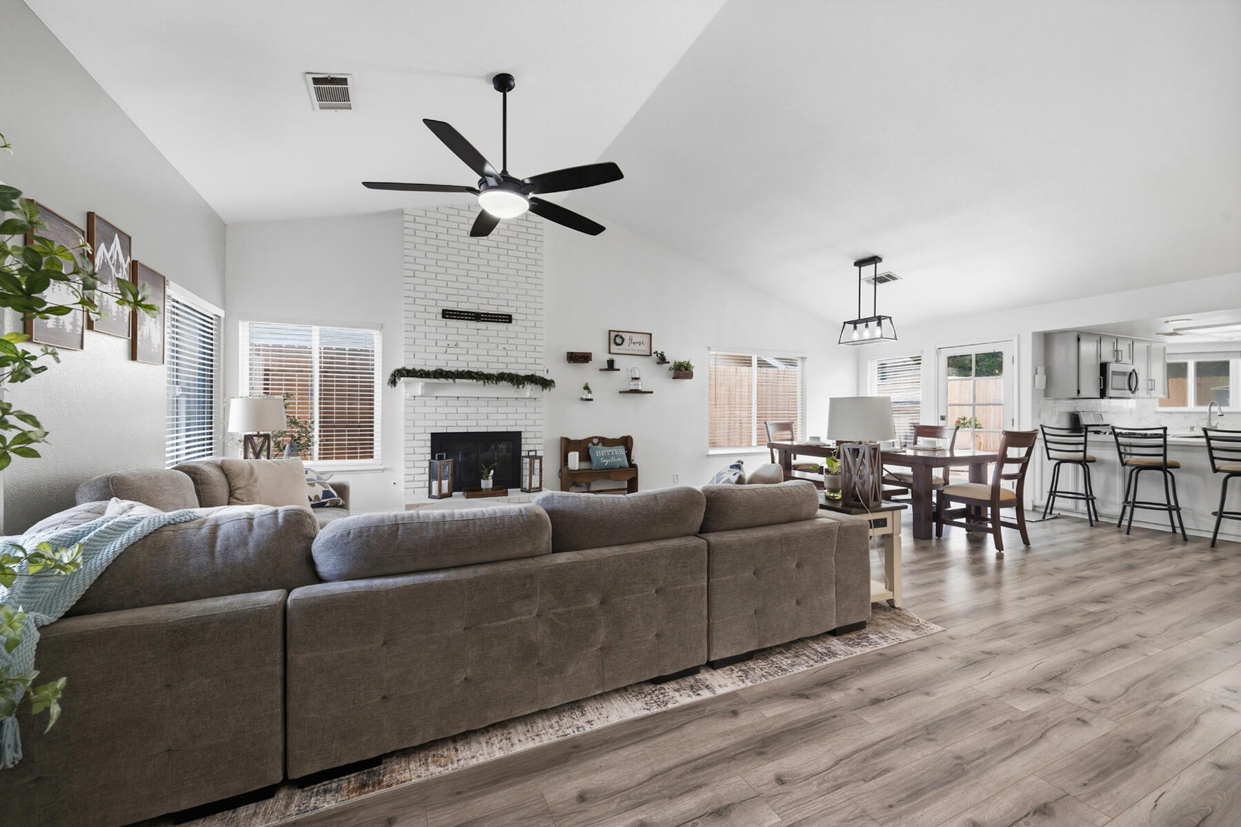 1136 N Atwood St, Visalia, CA 93291