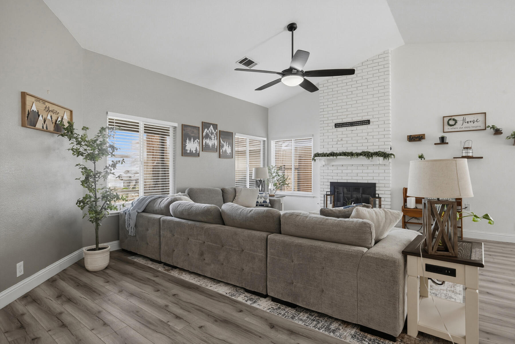 1136 N Atwood St, Visalia, CA 93291